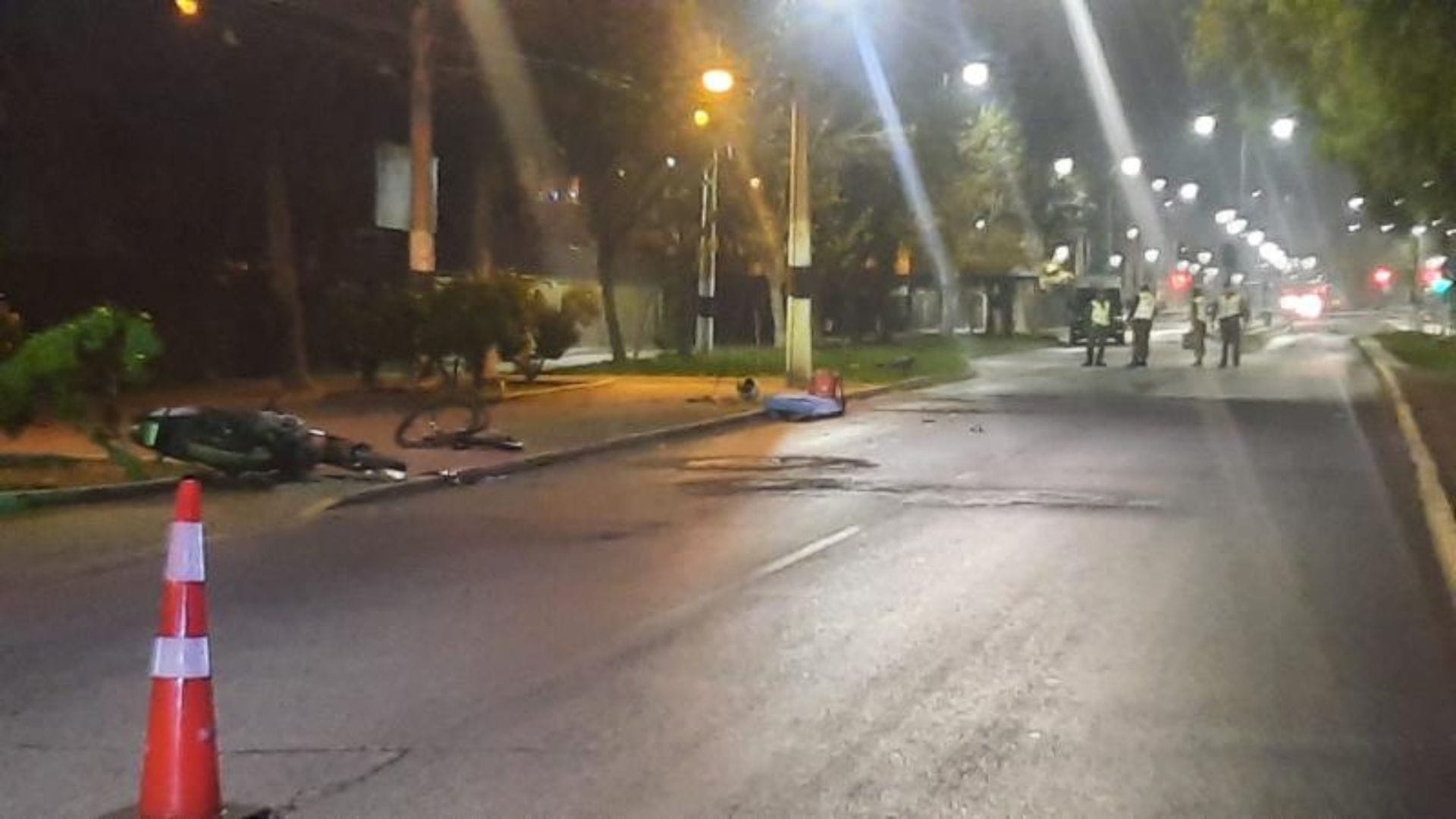 Trabajador de delivery que se desplazaba en moto fallece en accidente de tránsito: Colisionó con un ciclista en Maipú