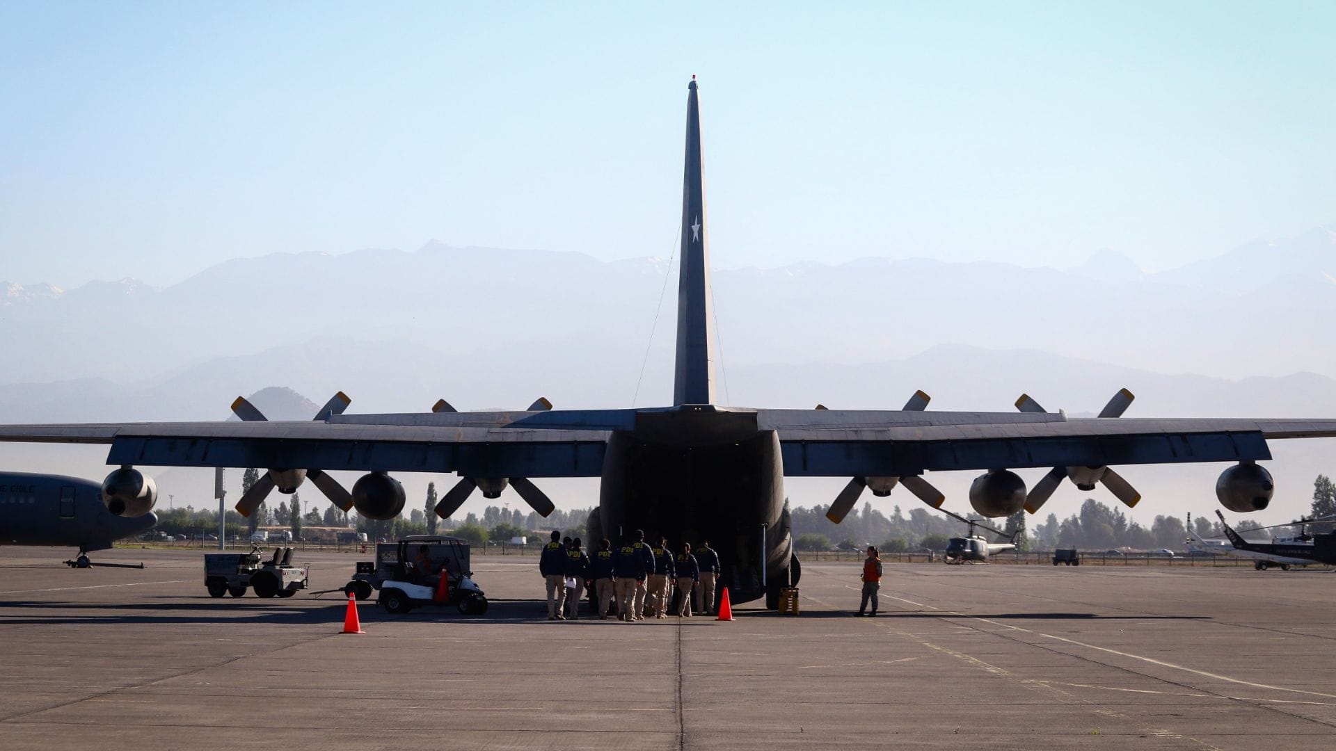Revelan que Gobierno contrató a aerolínea venezolana para deportar extranjeros por más de $4 millones por cada uno