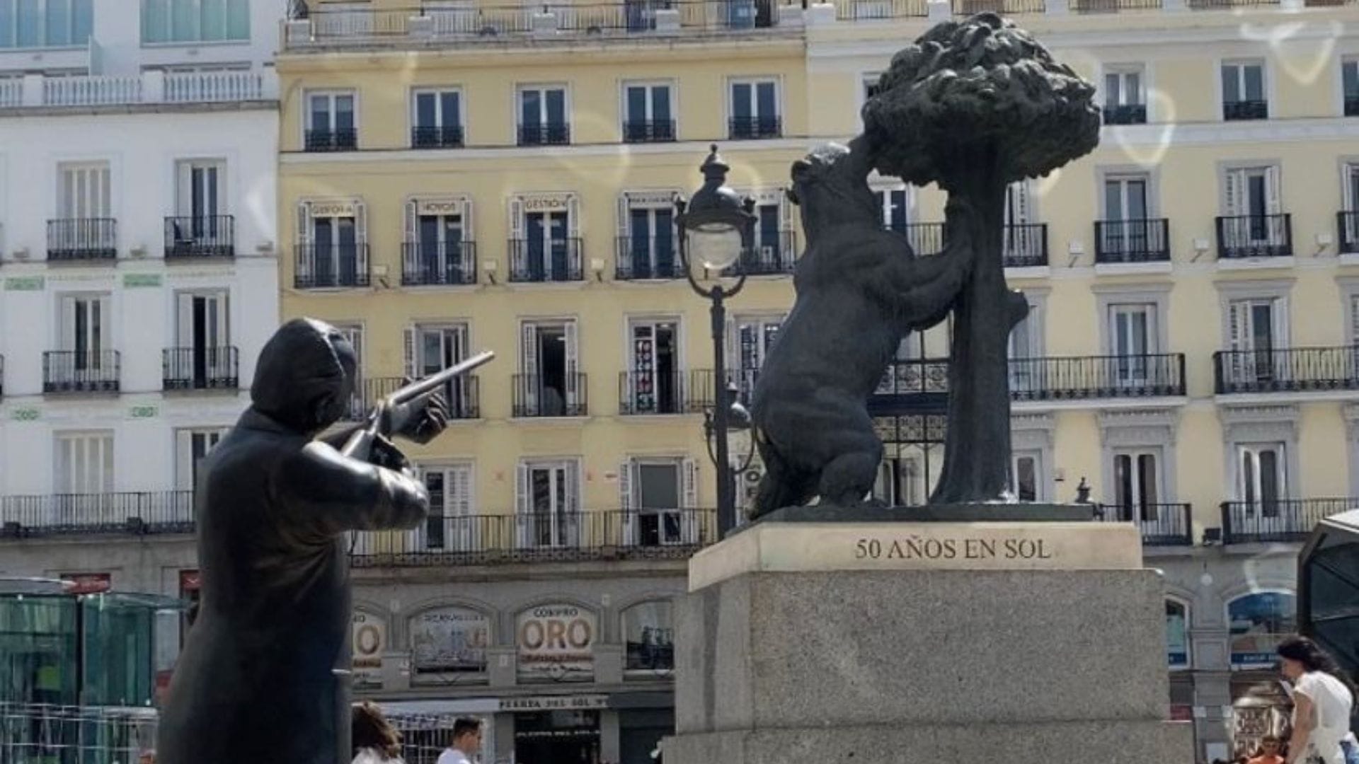 Lo trataron de “imbécil”: Artista chileno causa revuelo en España por estatua del Rey Juan Carlos I