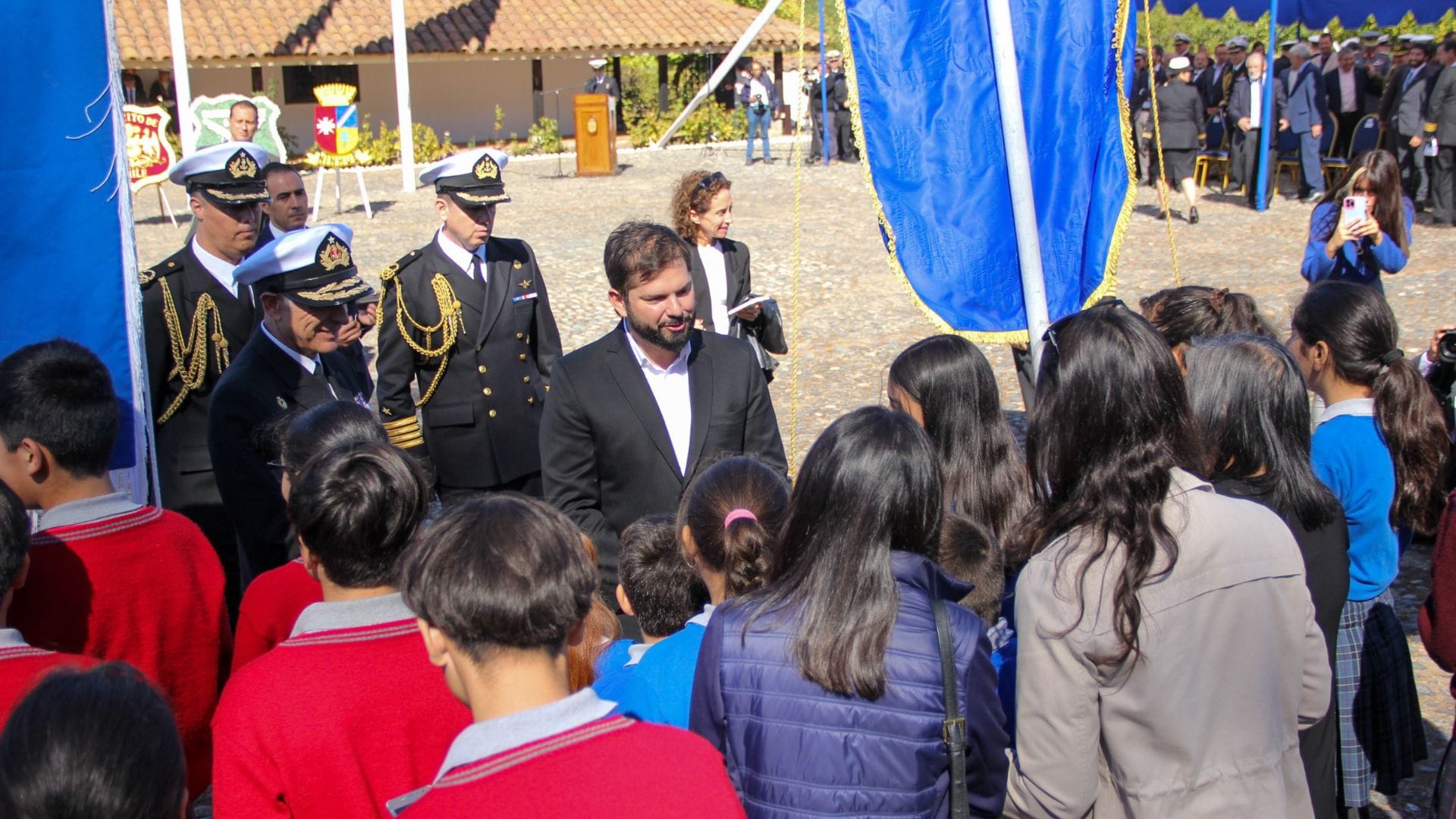 Presidente Boric anunció plan de reconstrucción y bono de $1 millón para familias que esperan viviendas de emergencia por incendios