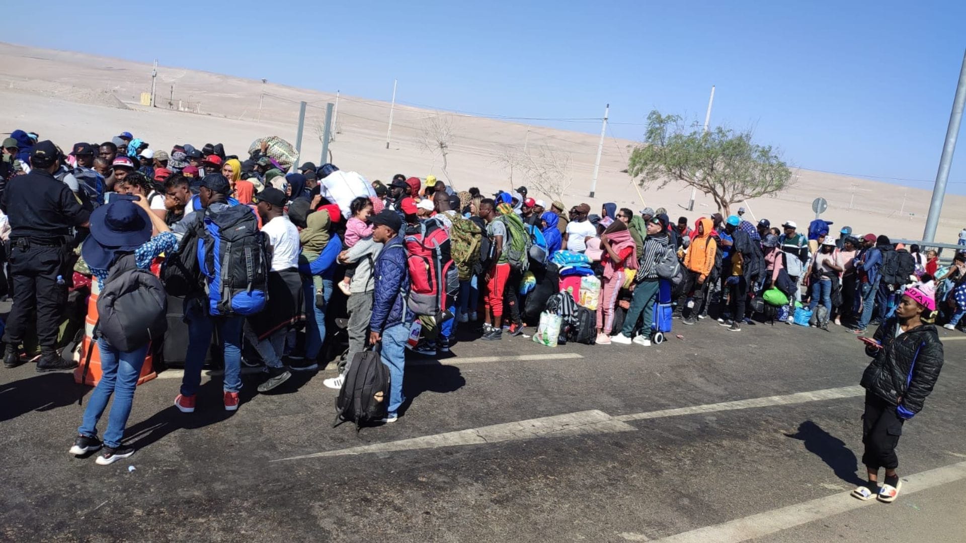 Perú bloquea acceso a migrantes que vivían en Chile y genera operativo en la frontera