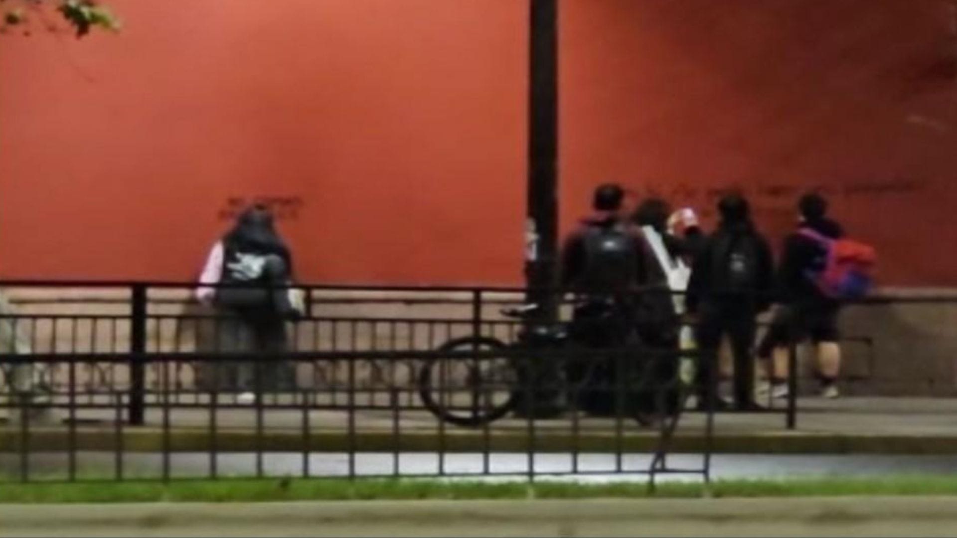 Profesor acusado de romper un torniquete en estallido social fue detenido por rayar fachada de Iglesia San Francisco