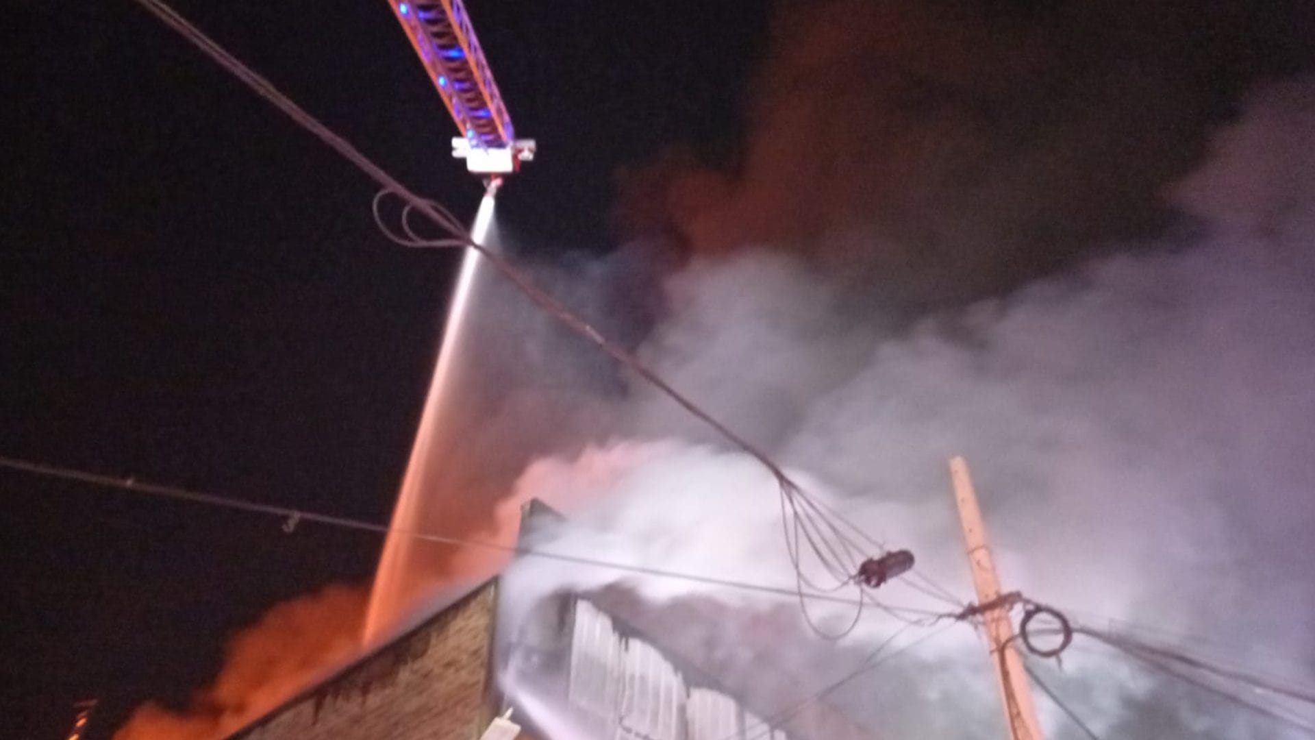 Tres bomberos resultaron lesionados tras caer desde altura mientras combatían incendio en Independencia