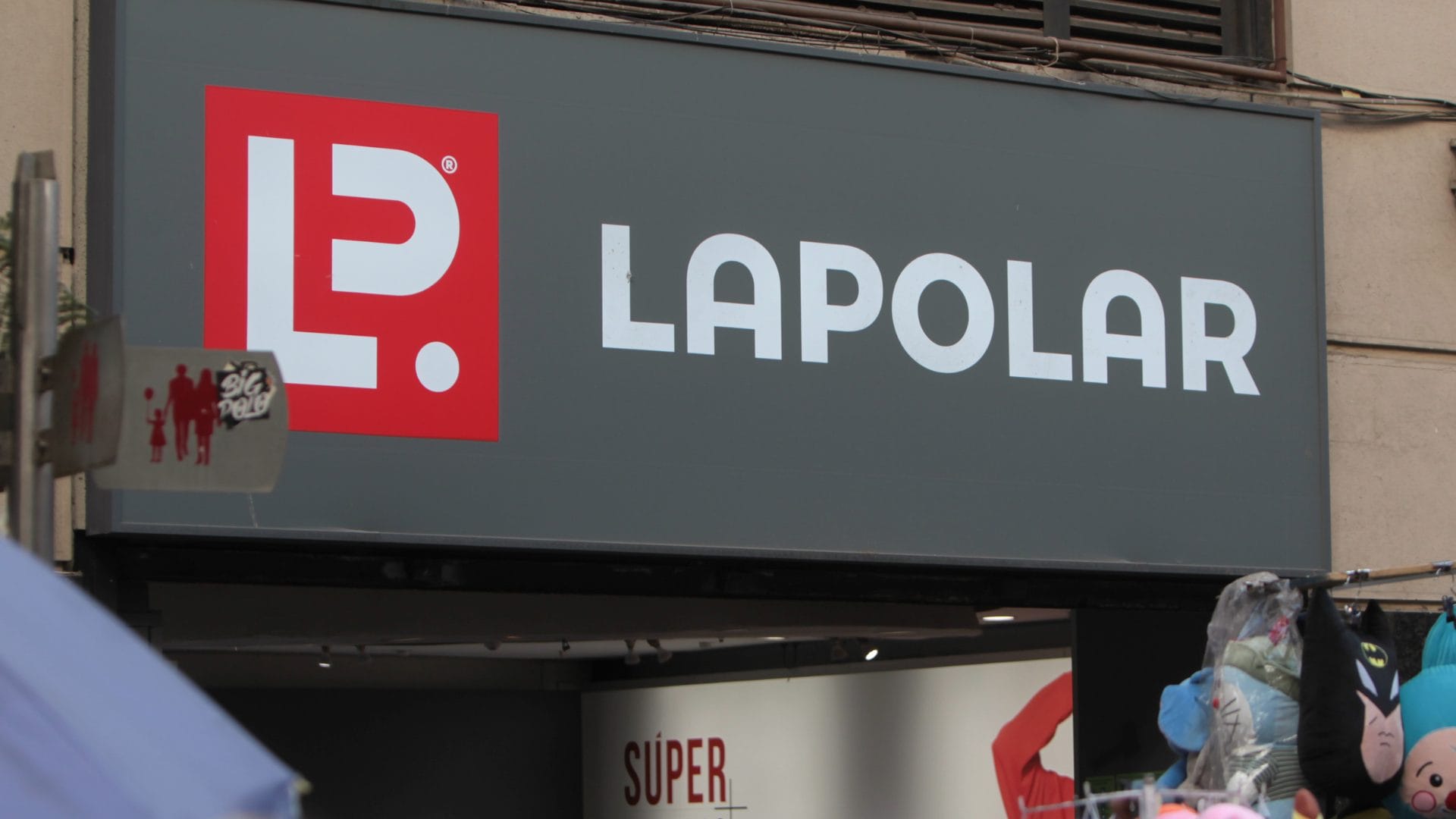Tenían llaves y claves de acceso: Sujetos robaron casi $64 millones en tienda La Polar en Peñalolén
