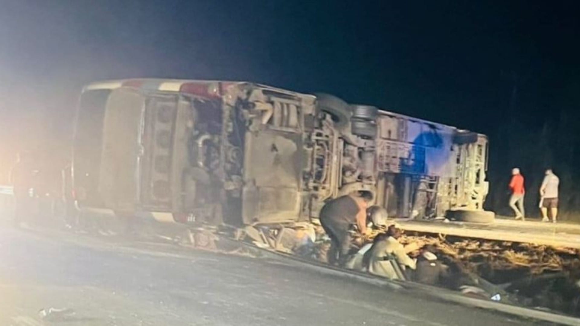 Un fallecido y 32 heridos tras volcamiento de bus que viajaba a Lebu: Víctima iba en el primer piso