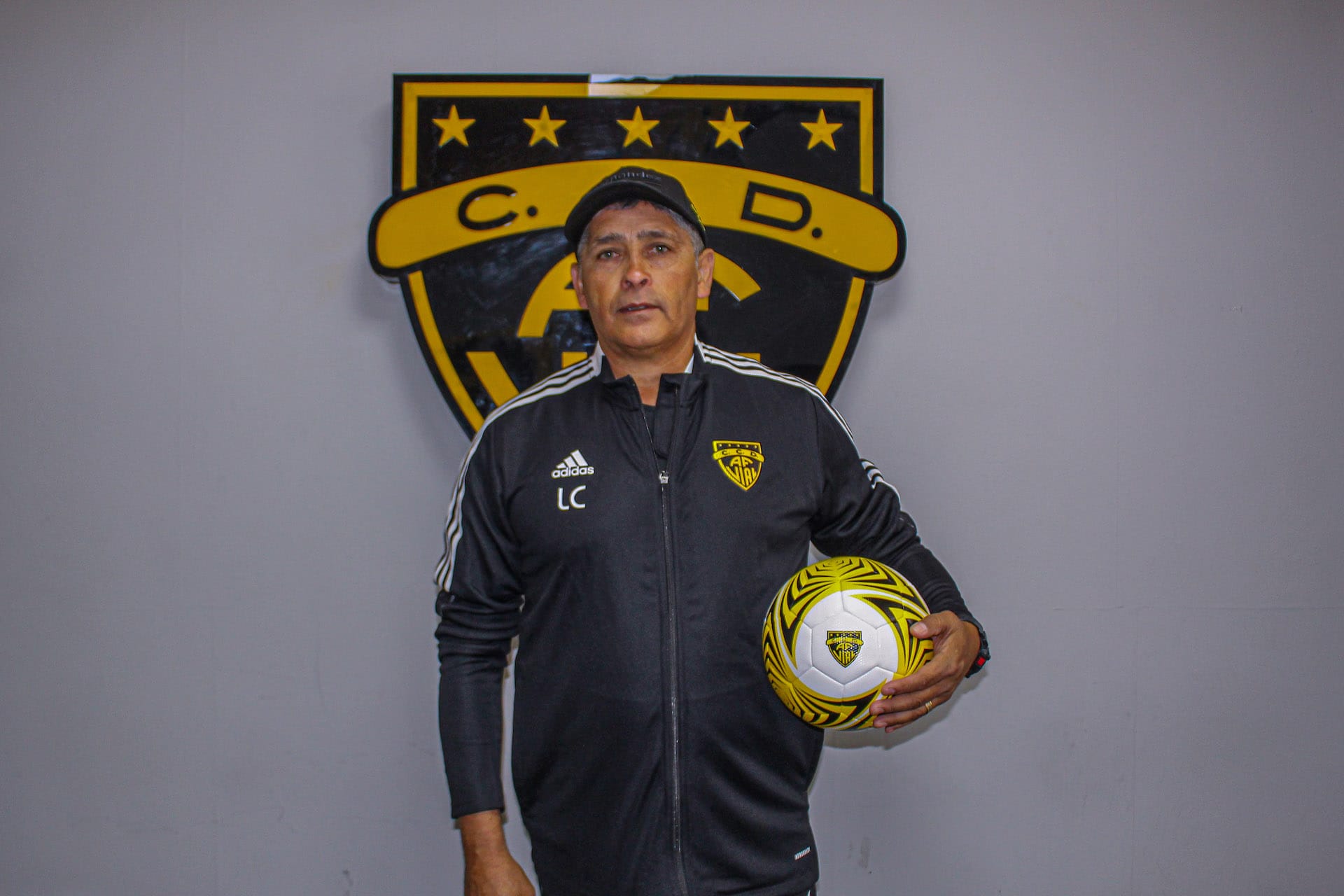 Luis Ceballos prepara su estreno en la banca técnica de Fernández Vial Femenino