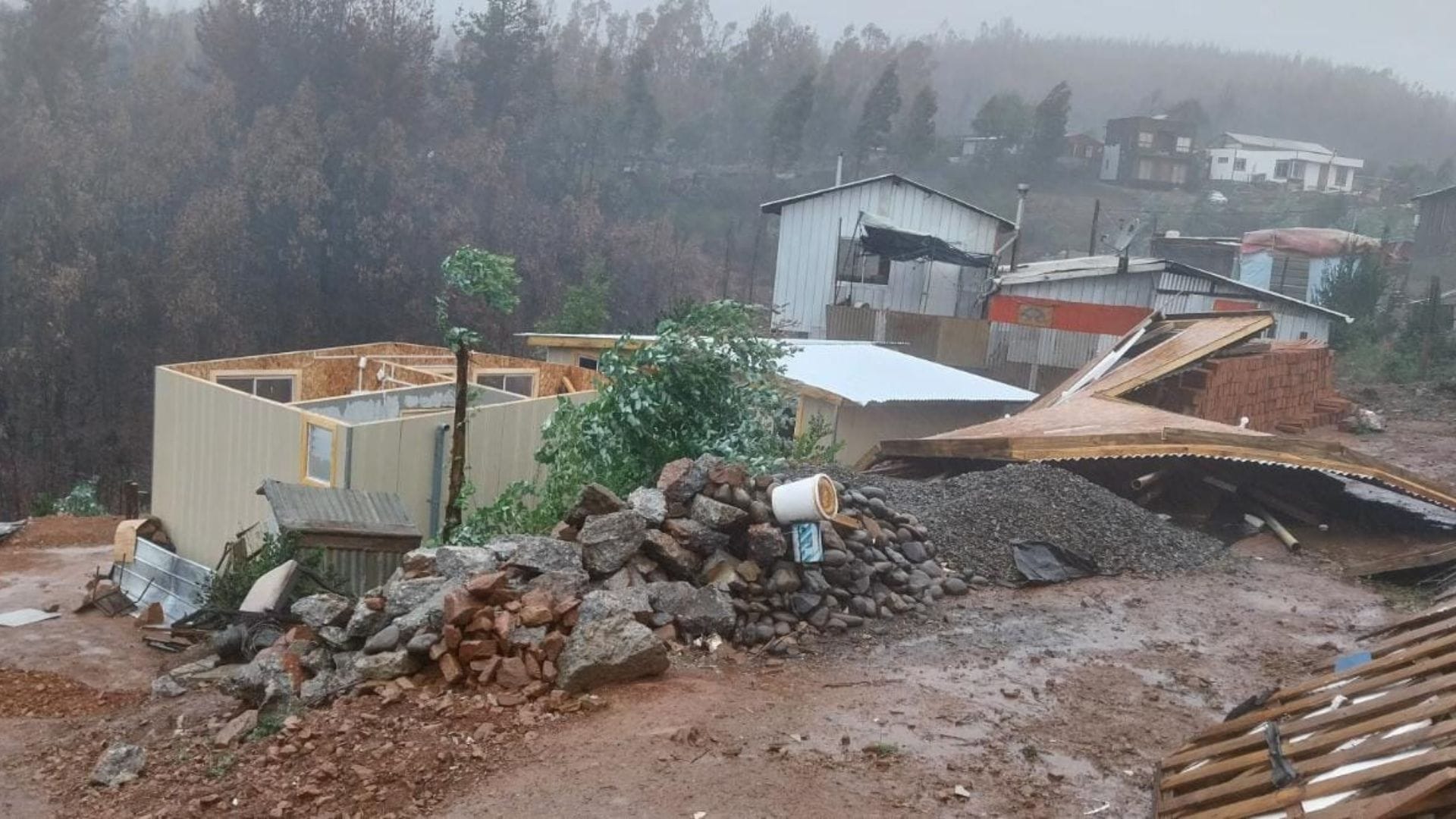 Techos volando y agua filtrándose: Viviendas de emergencia en el Biobío no han soportado paso del sistema frontal