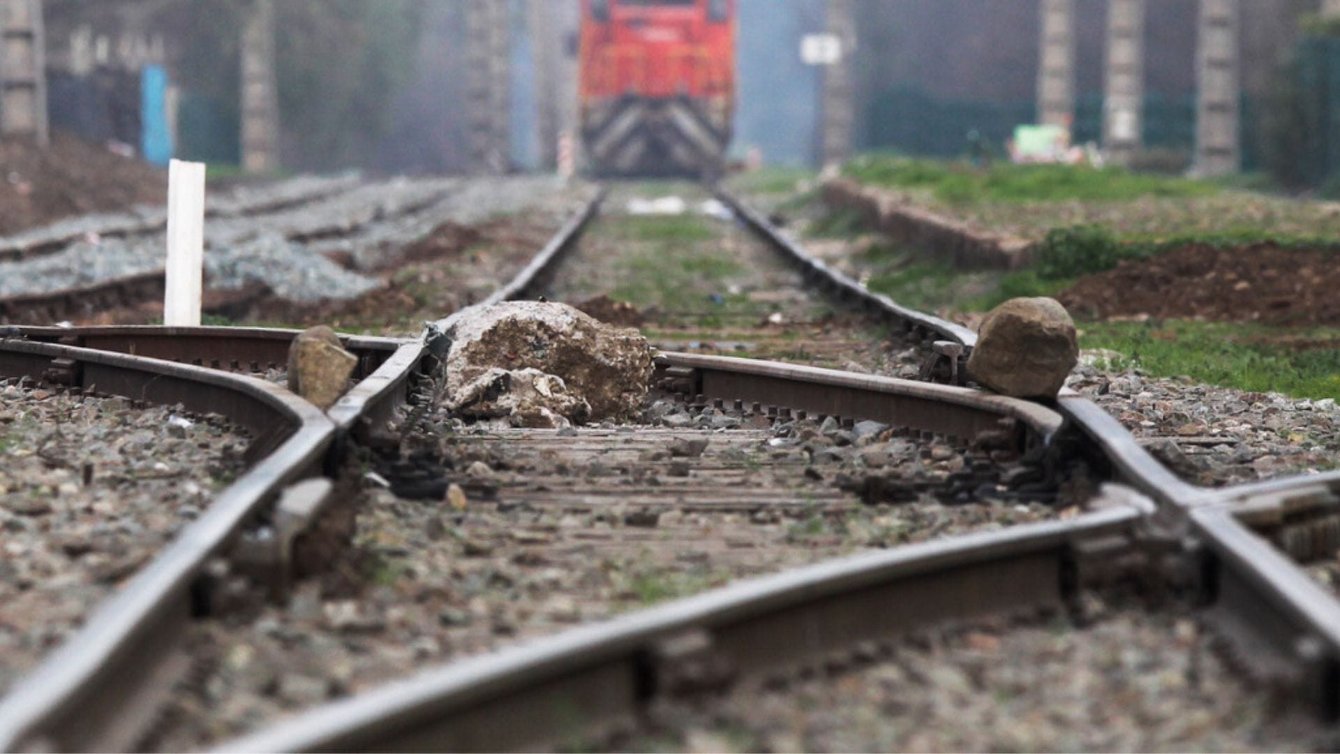 Hombre perdió su brazo tras quedarse dormido en línea férrea: Fue atropellado por tren de carga en Llay Llay