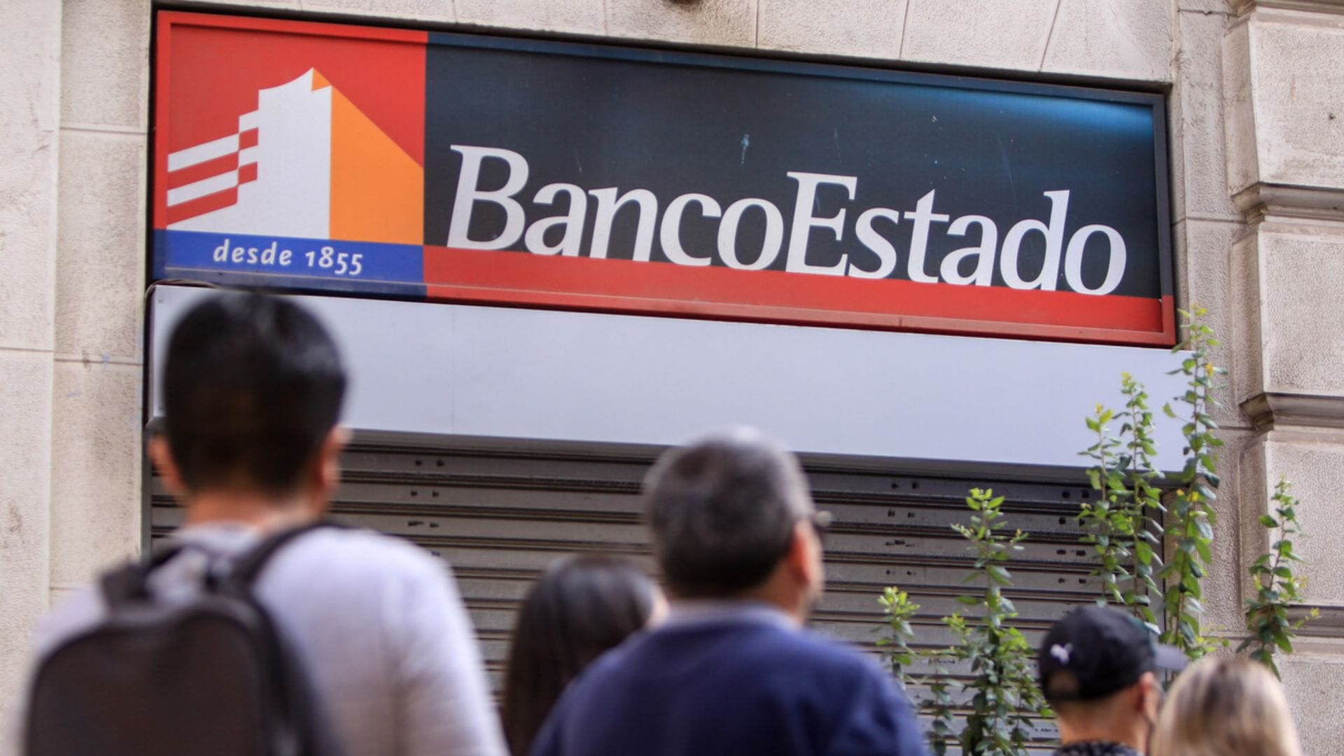 Mujer sufrió violento intento de robo en La Cisterna cuando salía de banco