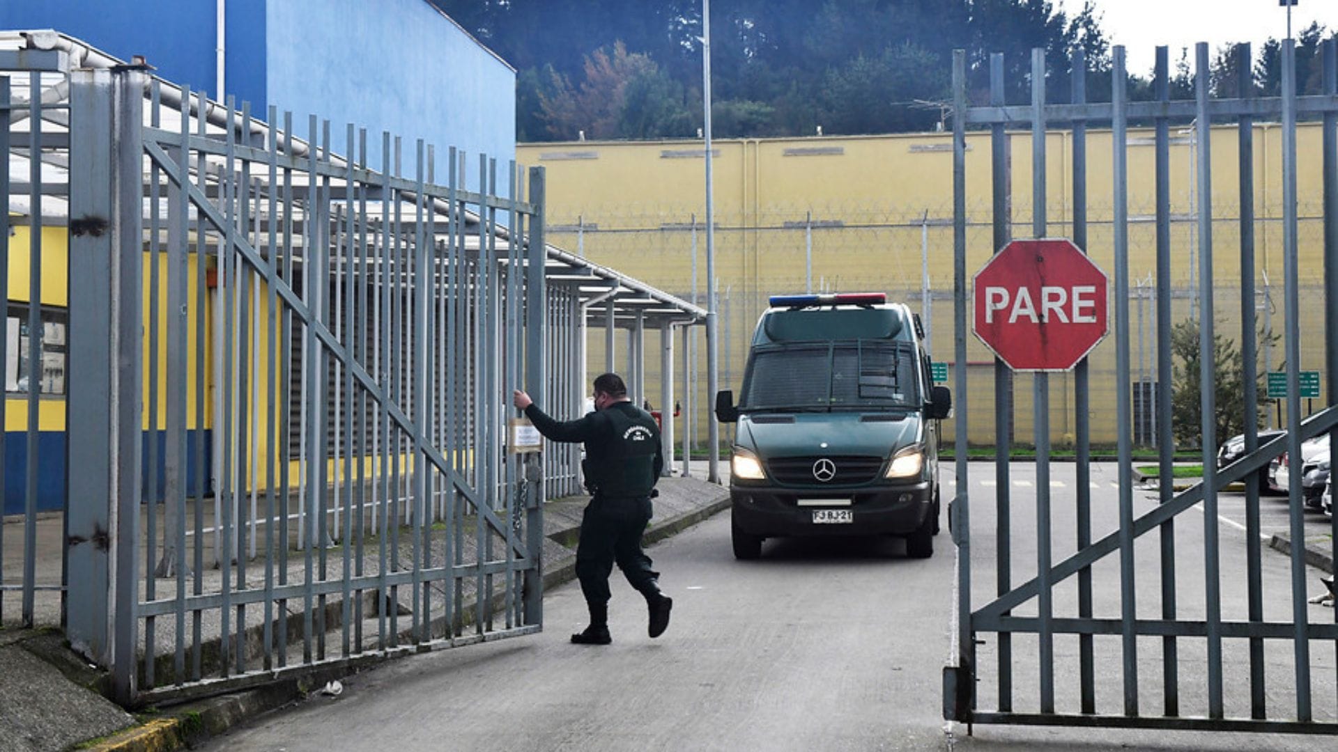 Joven trataba de colar droga con “pelotazos” a cárcel de Valdivia: PDI lo sorprendió en el acto