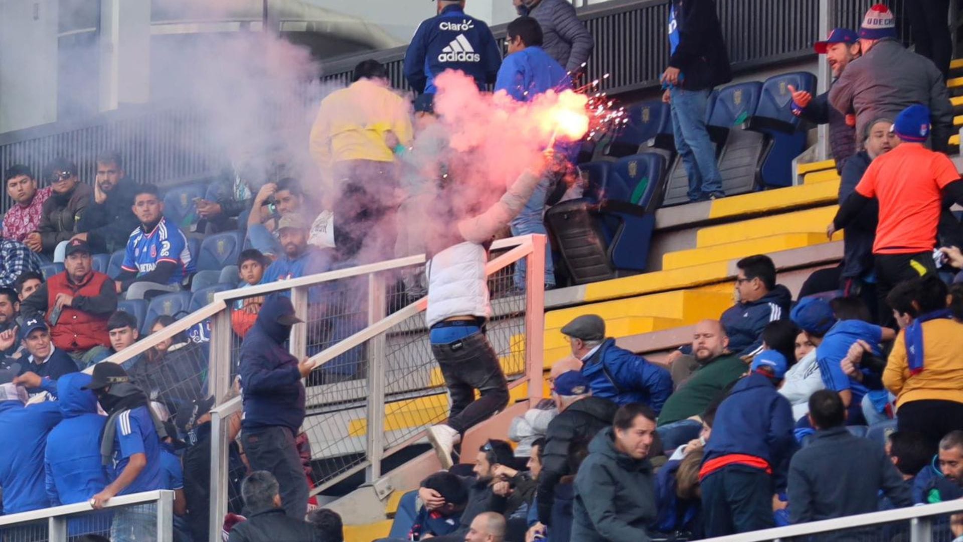 Clásico universitario interrumpido en Concepción por incidentes: Lanzaron bengalas y bombas de estruendo