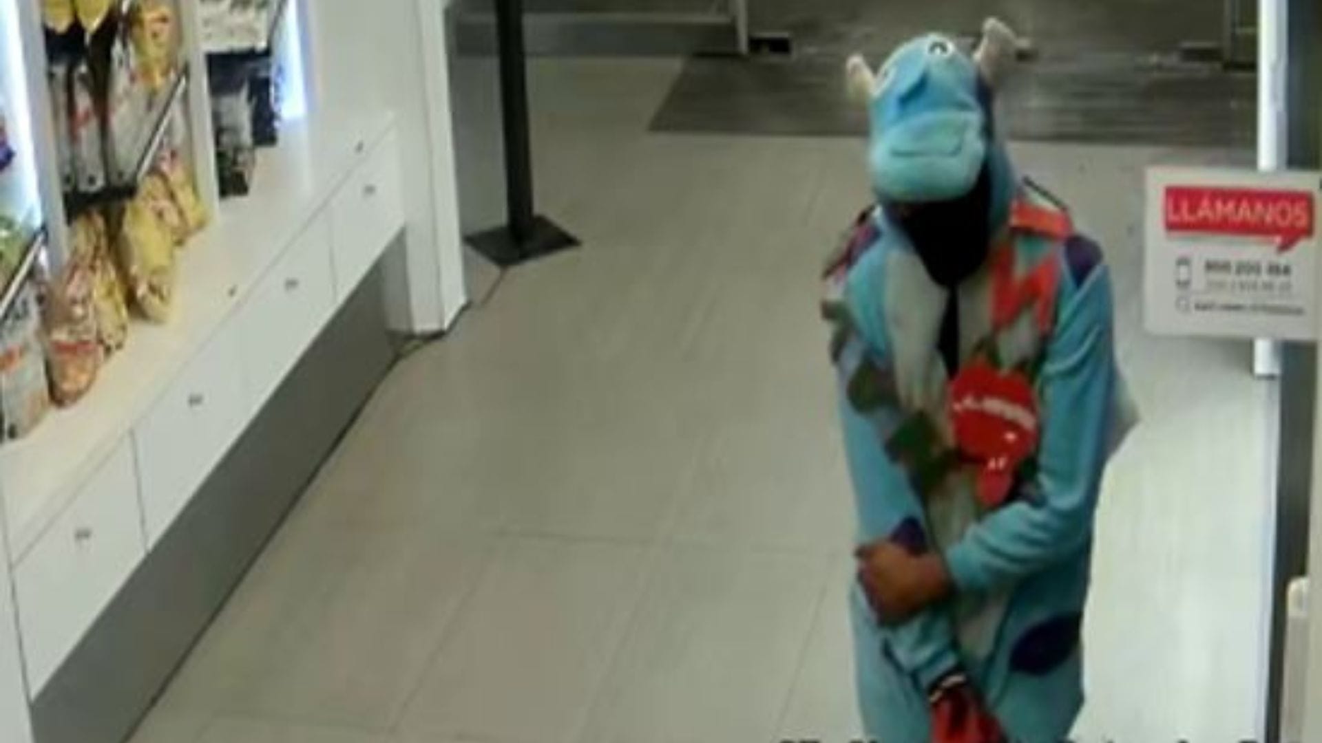 Sujeto se disfrazó de dinosaurio y perpetró violento robo a servicentro en Chañaral