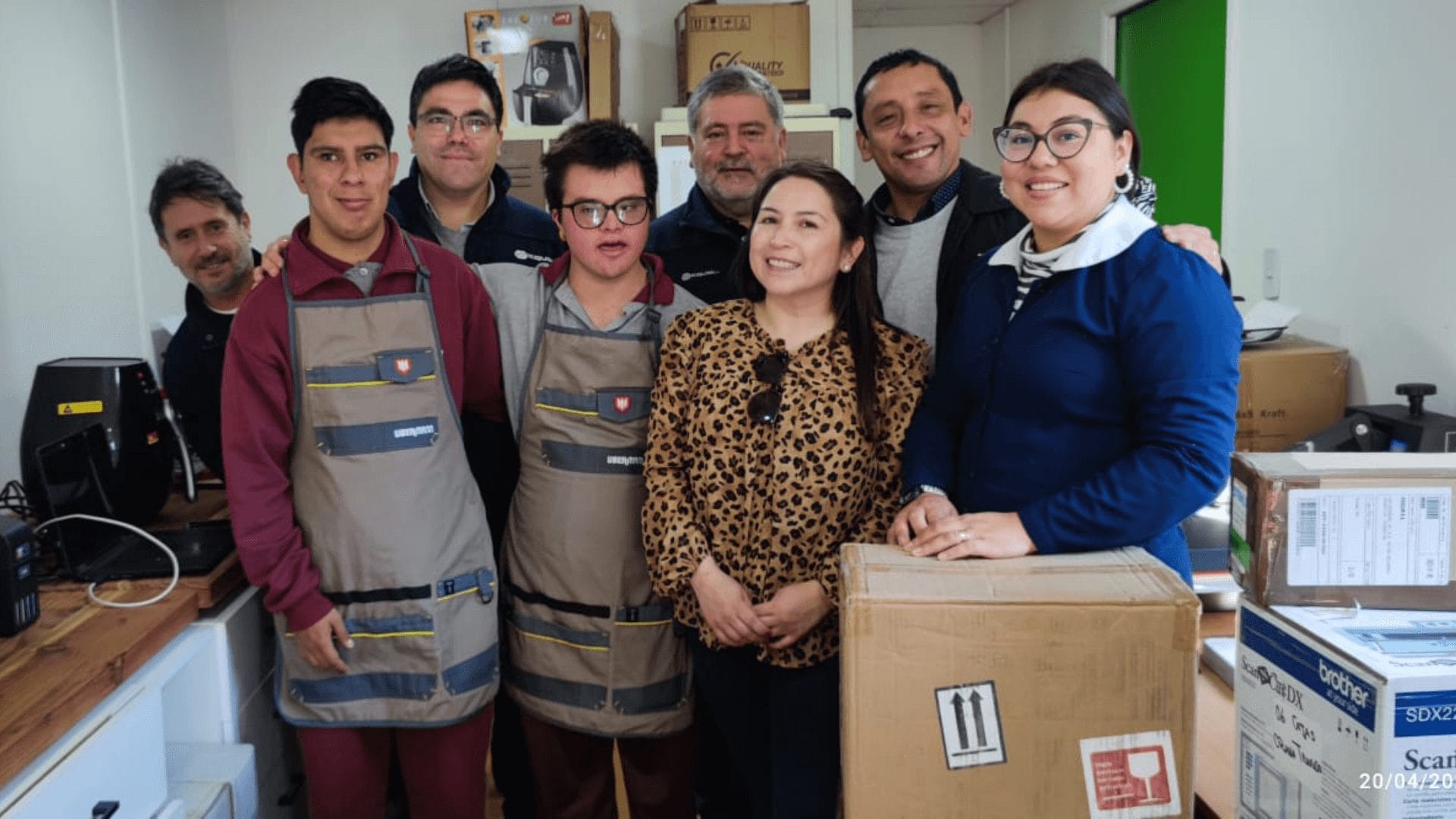 Fábrica de Sueños: Donan equipos e insumos a escuela de Coronel para taller de elementos corporativos