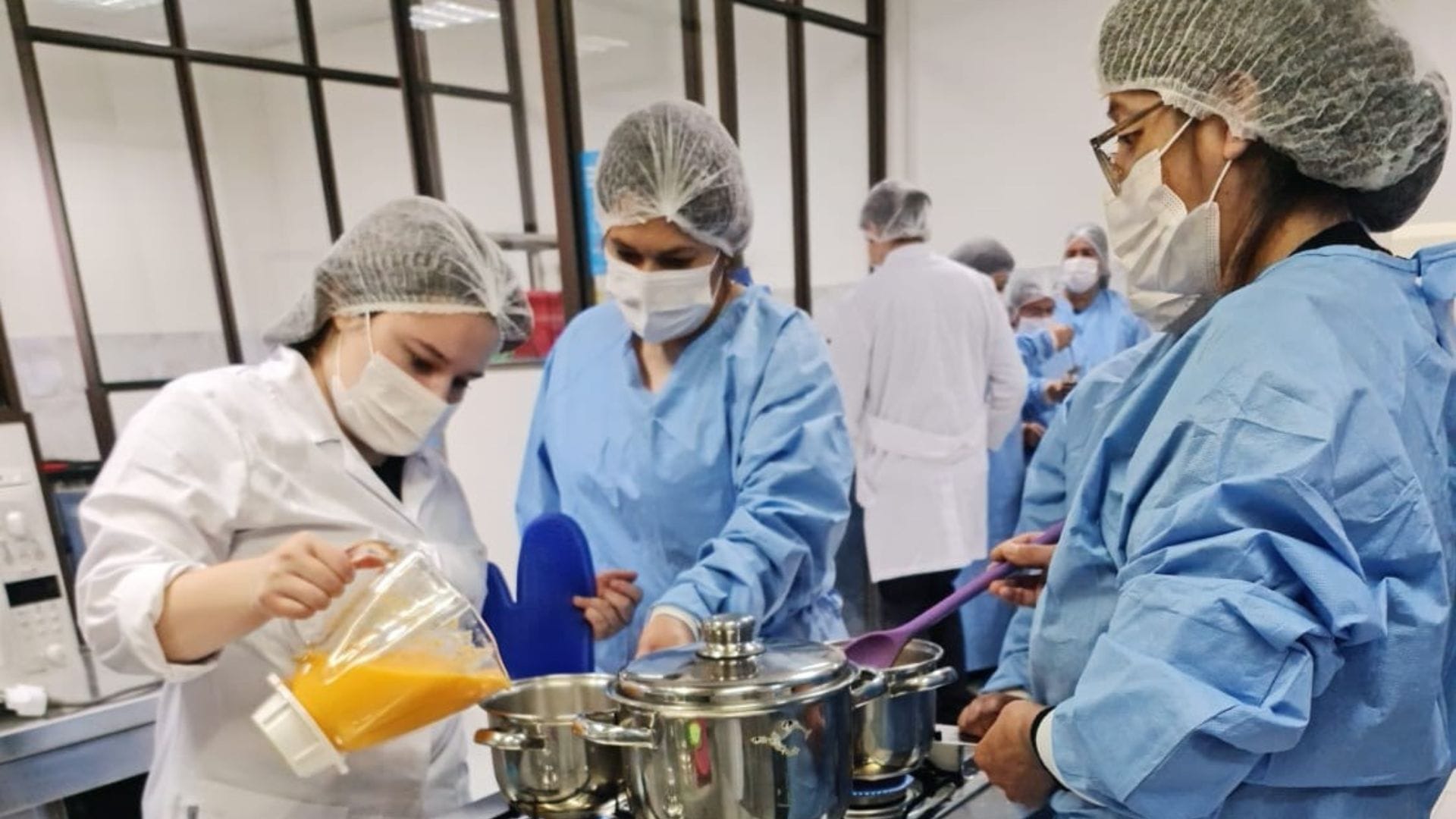 Estudiantes USS capacitan a recolectoras de Rumena para reconvertir sus procesos productivos