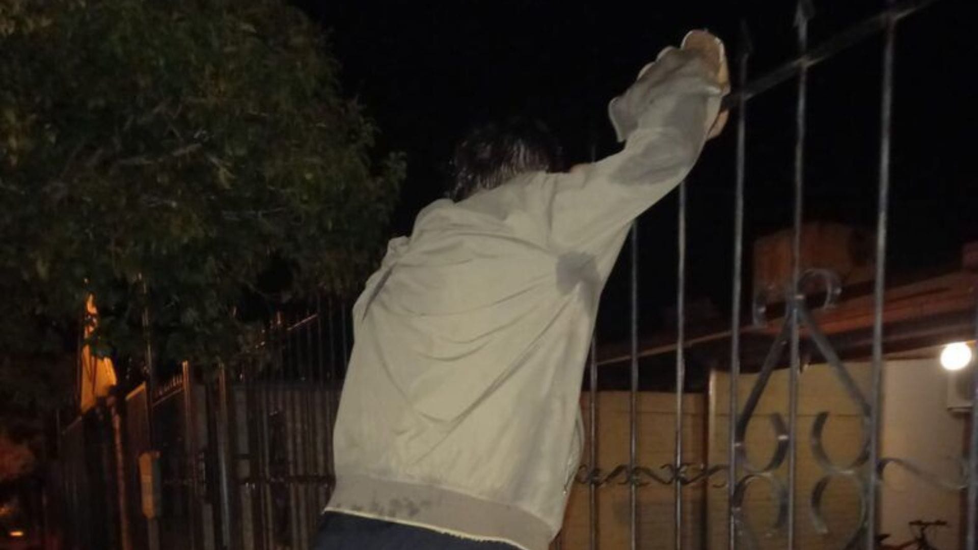 Sujeto trató de robar bicicleta y cuando quiso escapar quedó colgando de una reja