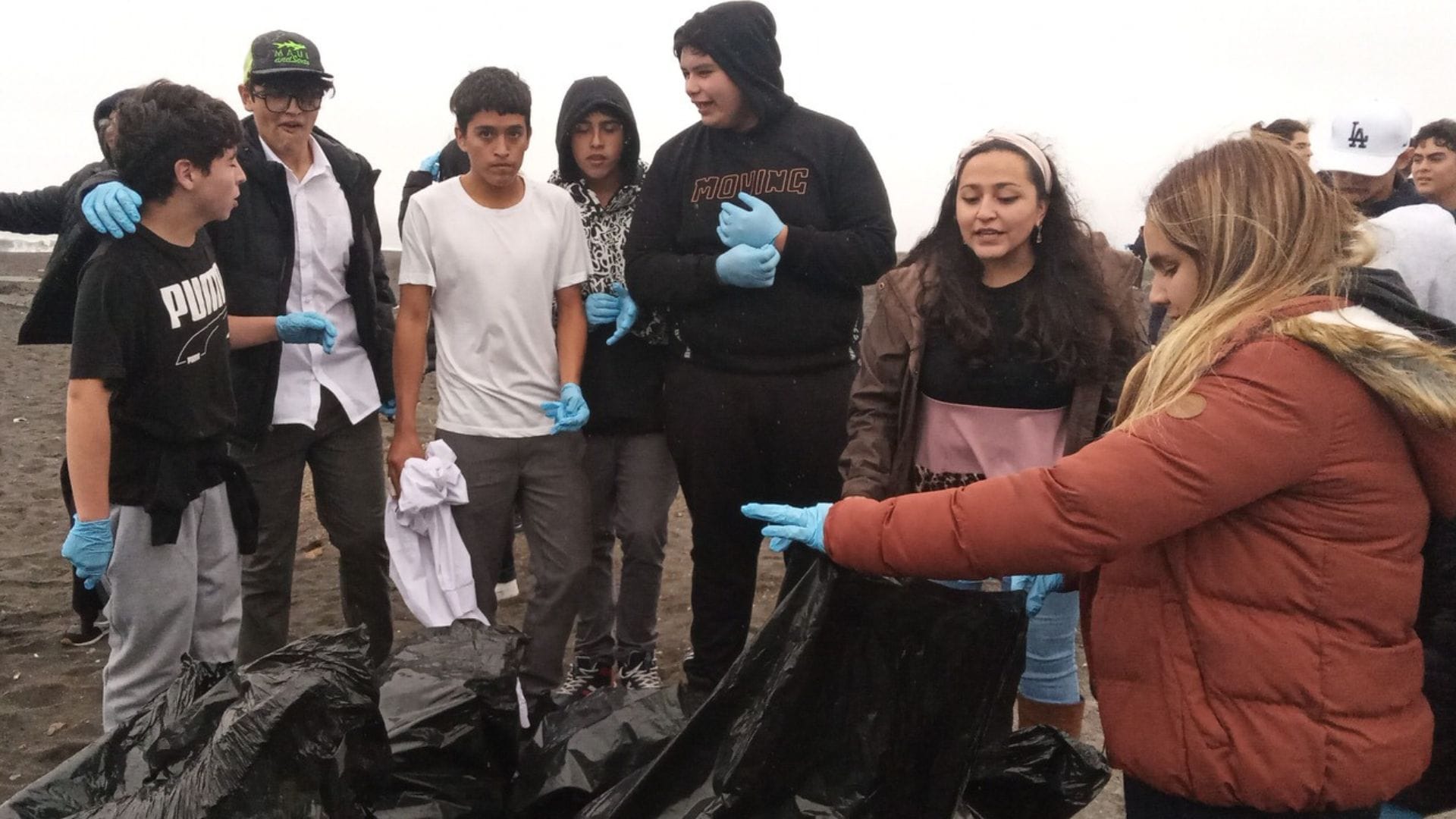 Niños y niñas de San Pedro de la Paz dan ejemplo con limpieza en la playa en Lomas Coloradas