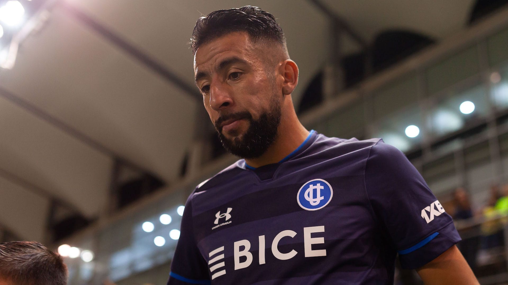 Ariel Holan lamenta que Mauricio Isla terminara su contrato con la Universidad Católica