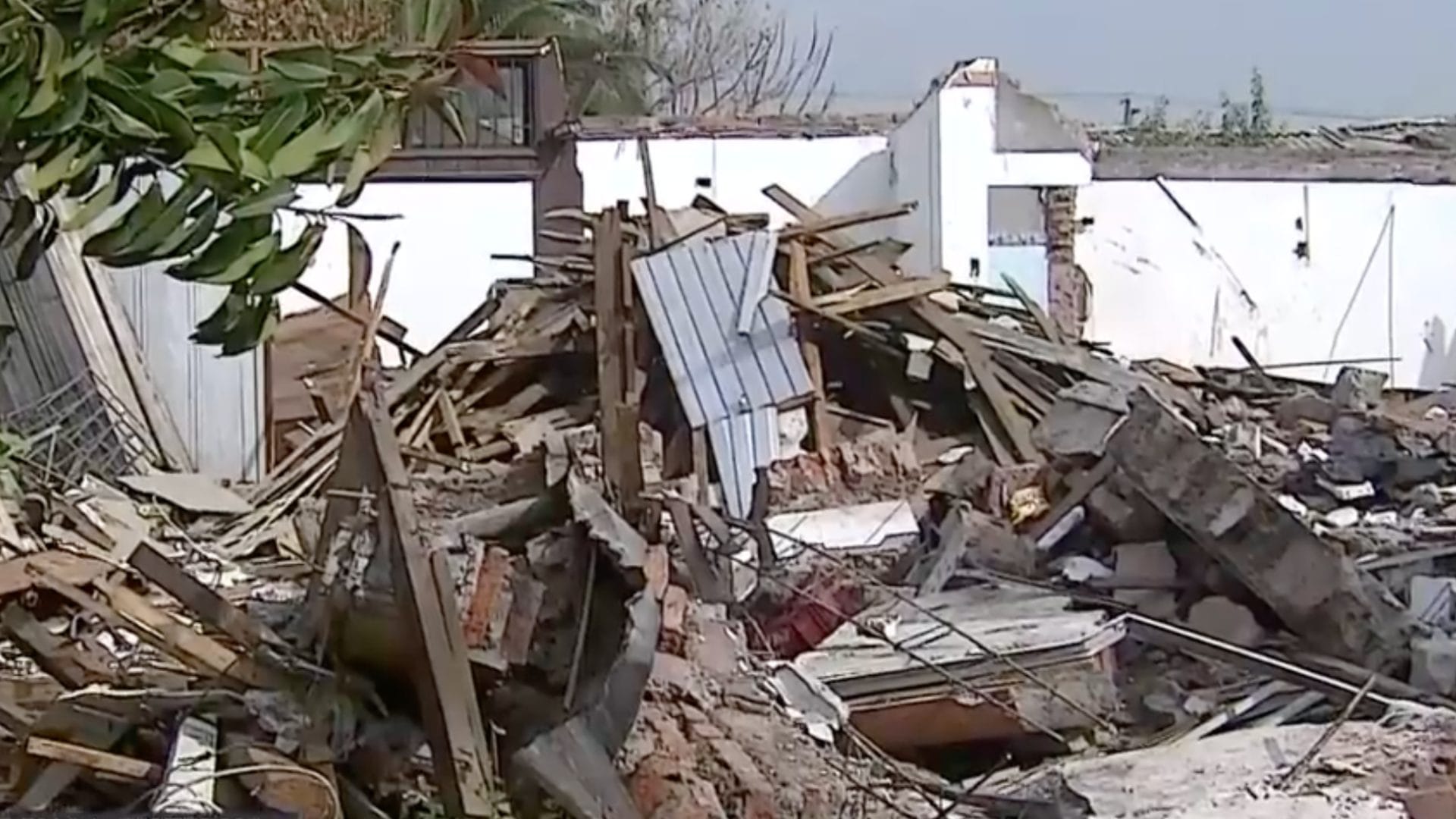 Trabajador quedó atrapado tras derrumbe de vivienda en La Cisterna