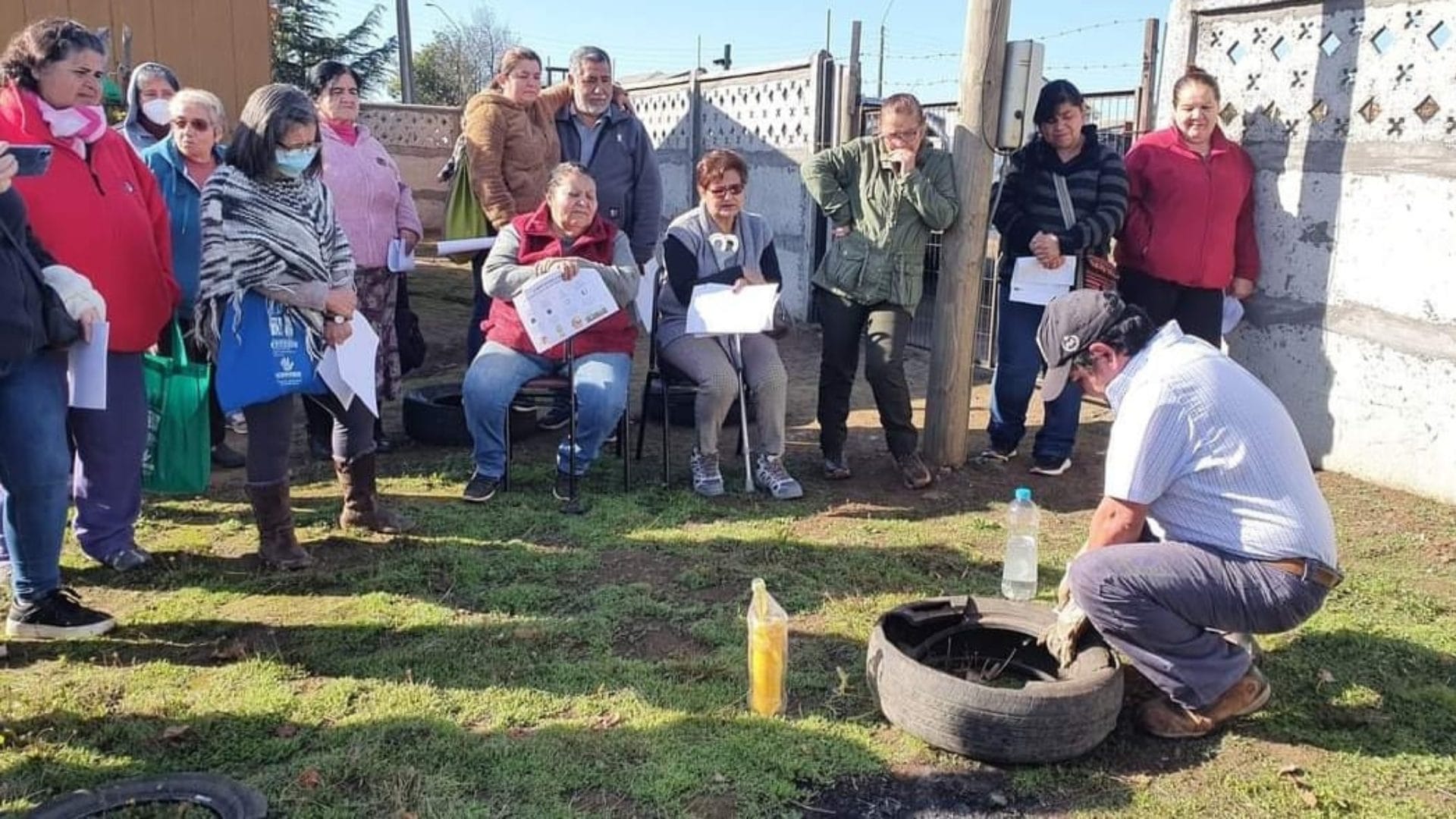 Vecinos de Los Ángeles reciben talleres sobre huertos urbanos