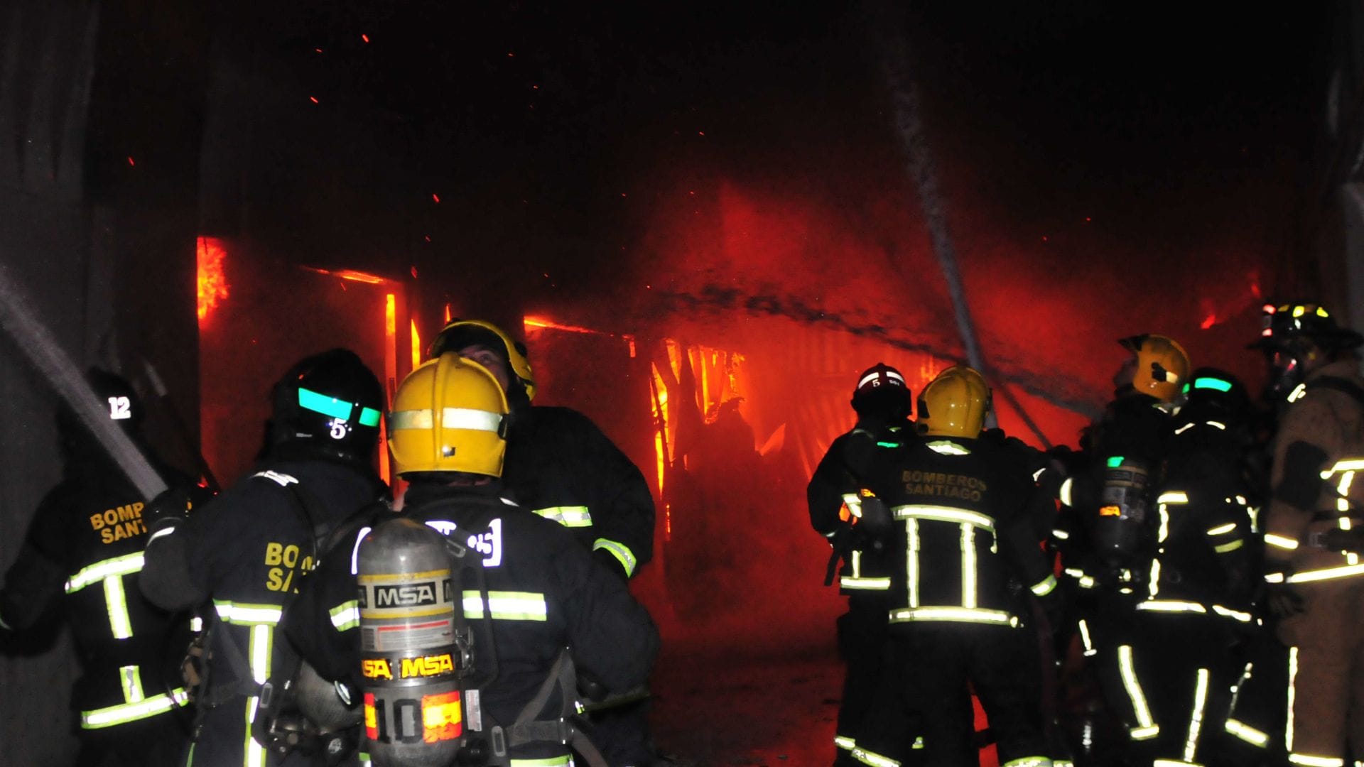 Conmoción en Puente Alto: Encuentran dos cuerpos calcinados tras incendio estructural