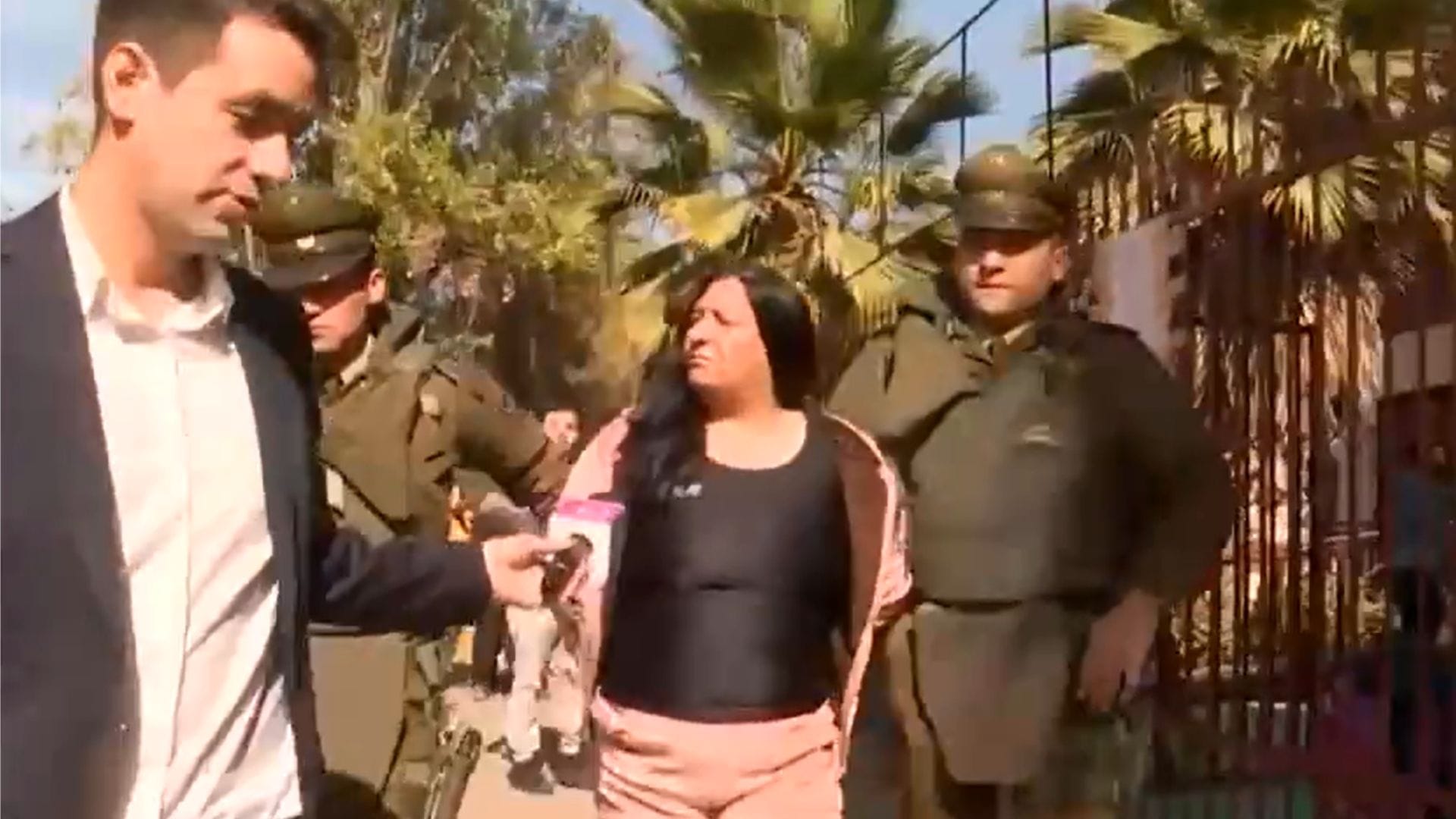 Violenta discusión en local de votaciones de Puente Alto: Mujer fue detenida por tratar de quitarle fusil a un militar