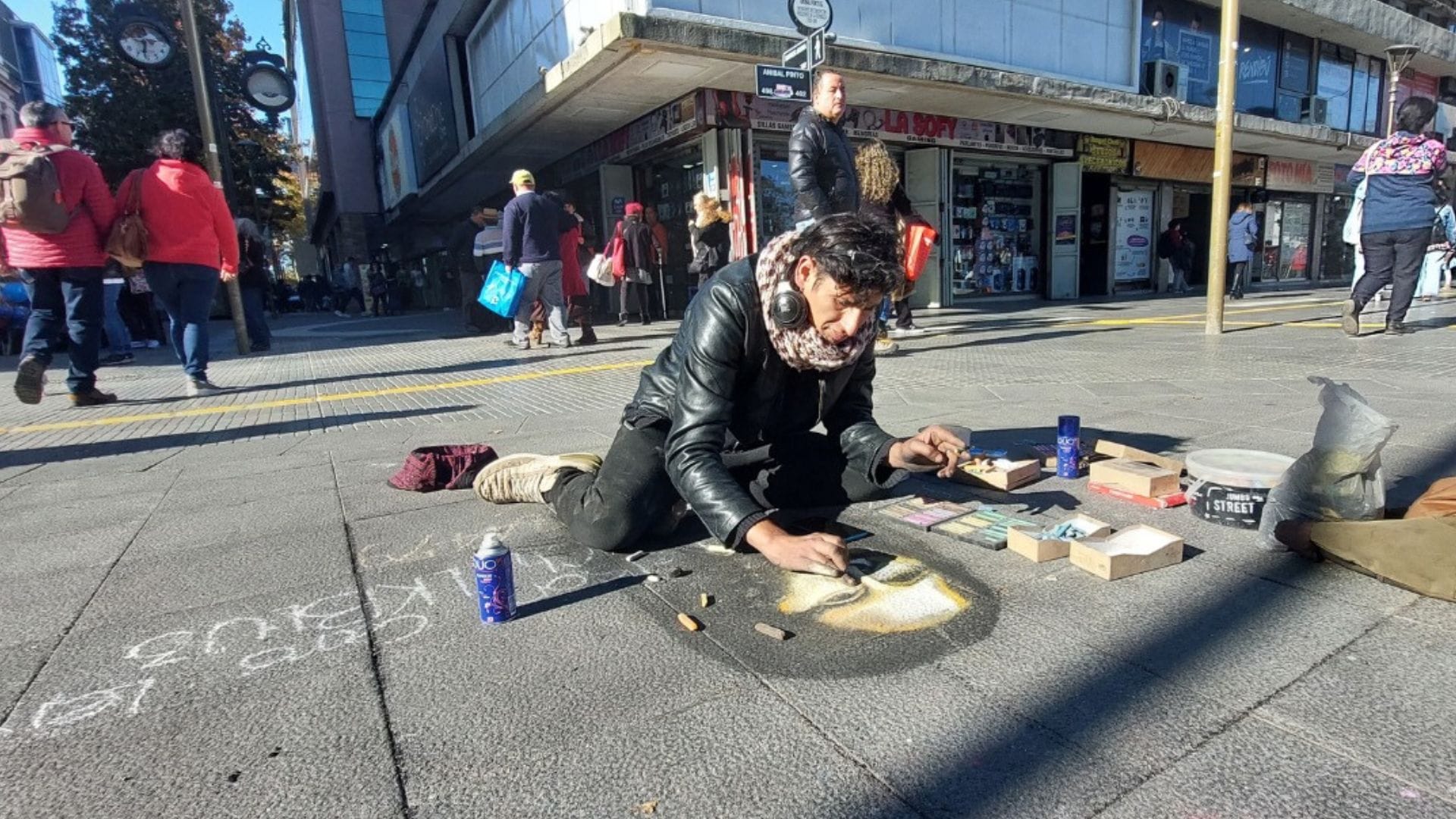Concepción: La historia del dibujante callejero que utiliza el suelo de la “parada del tonto” como lienzo