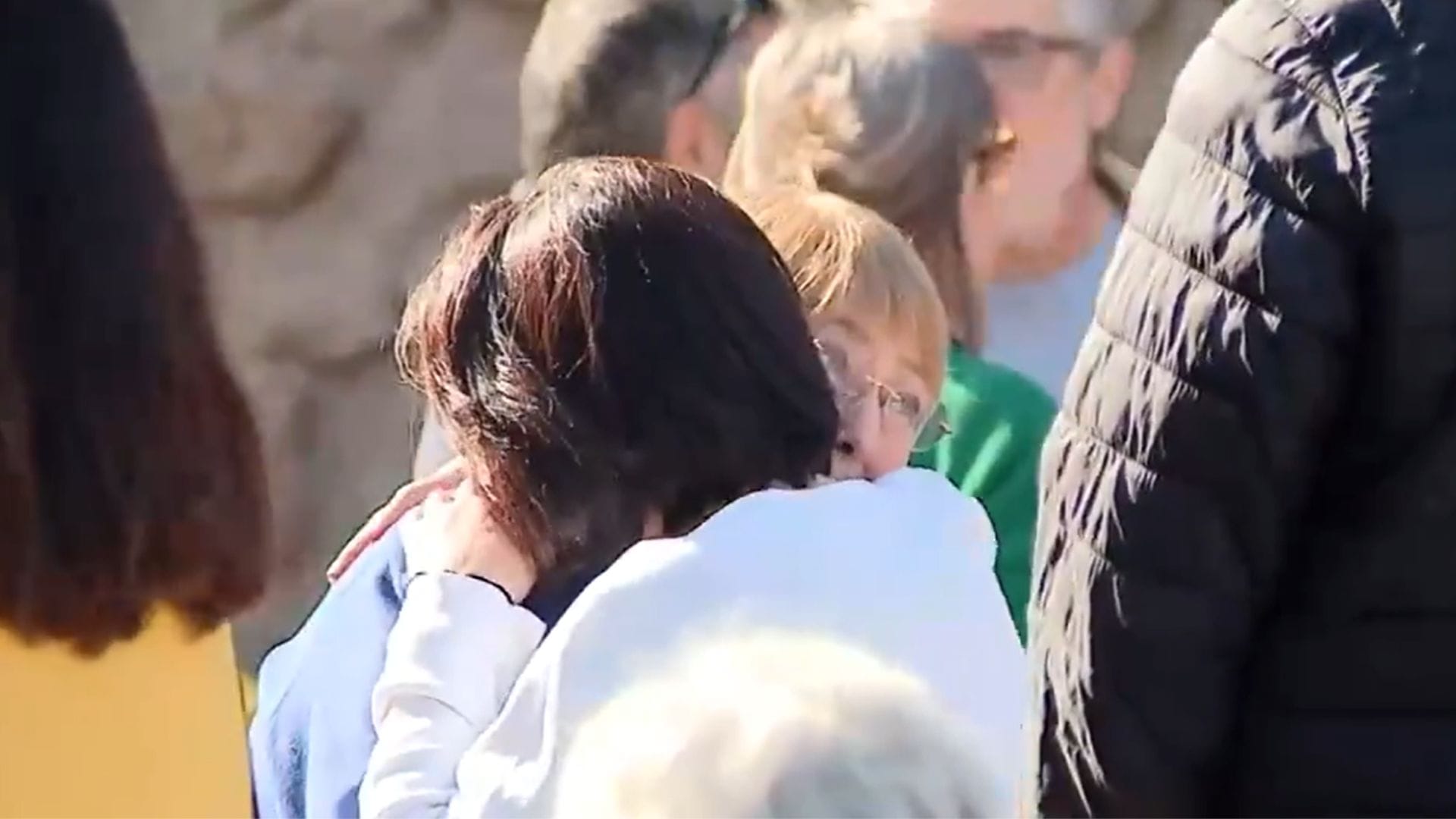 El emotivo abrazo que Bachelet le brindó a Paulina Urrutia en el último adiós de Augusto Góngora