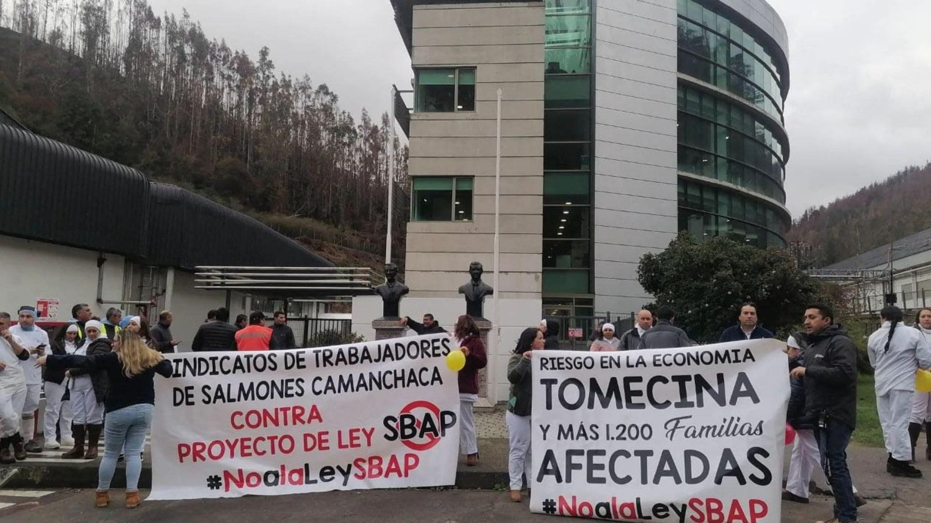 Trabajadores de industria salmonera en Tomé manifestaron su rechazo al proyecto de Ley SBAP