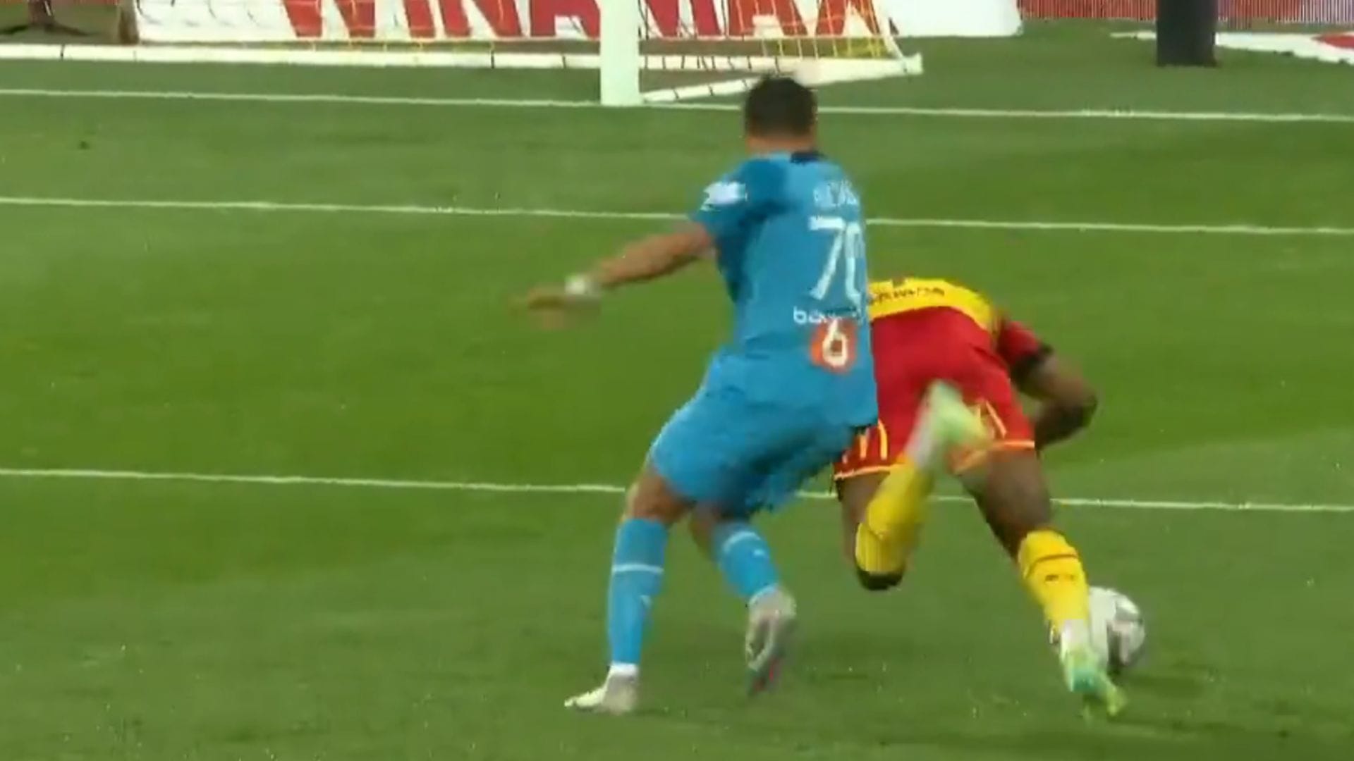 Con mucha polémica: Lens se hace fuerte de local y venció al Marsella de Alexis