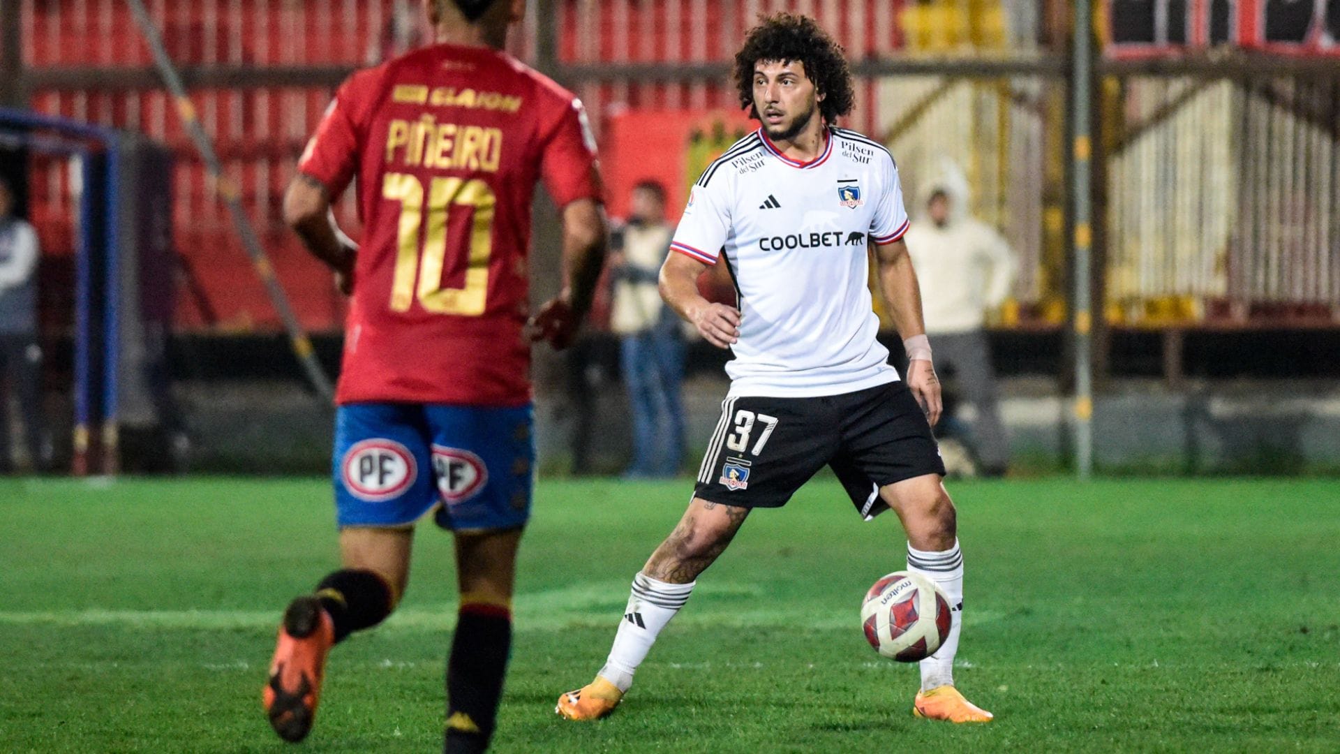 Maximiliano Falcón y el estado del Santa Laura: “La cancha es un desastre, no se podía jugar”