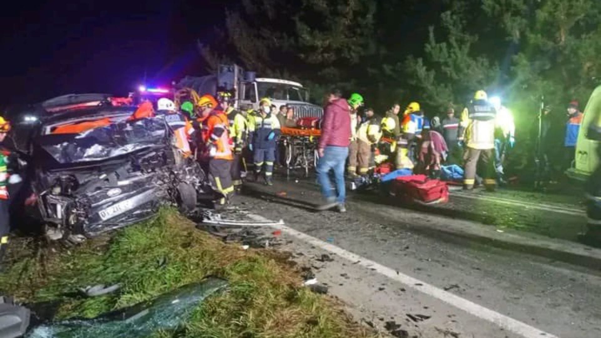 Dos vehículos colisionaron de frente a alta velocidad: Cinco muertos y varios heridos dejó grave accidente en Fresia