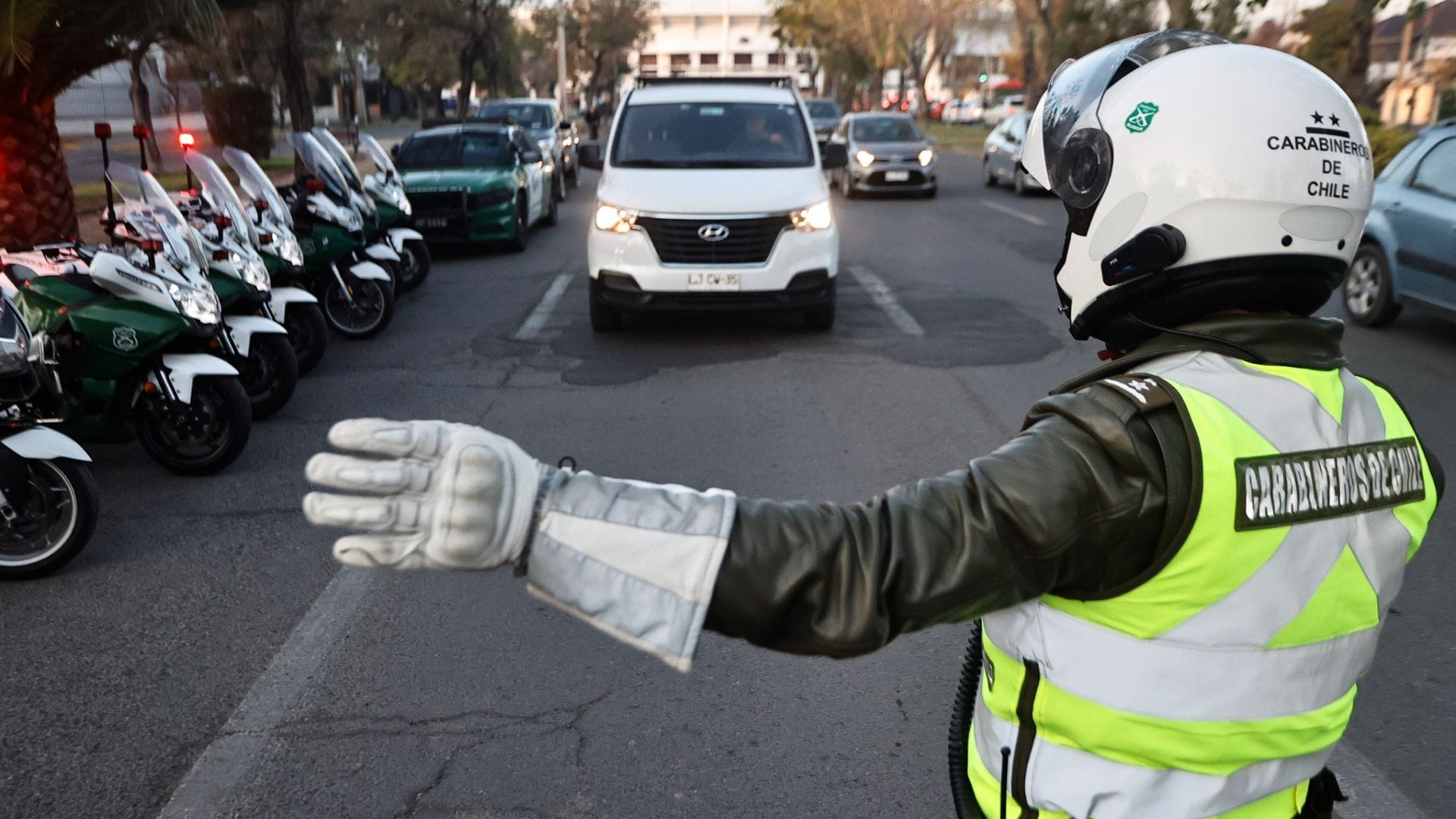 Conductor evadió control policial: Carabinero resulta herido tras ser atropellado por sujeto de 20 años en La Pintana