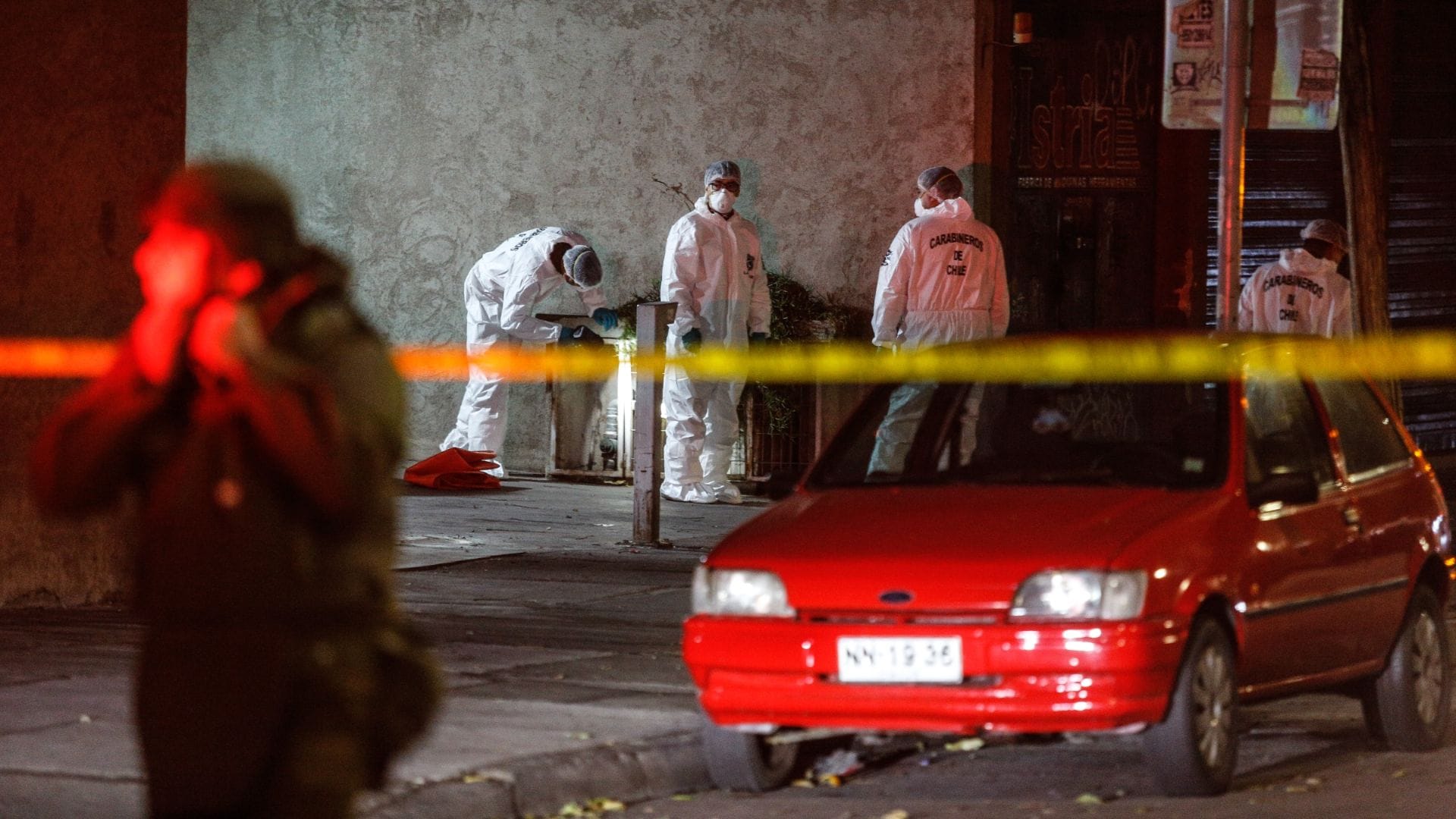 Habrían intentado asaltar a conductor: Dos adolescentes de 16 y 17 años mueren acribillados en pleno centro de Santiago
