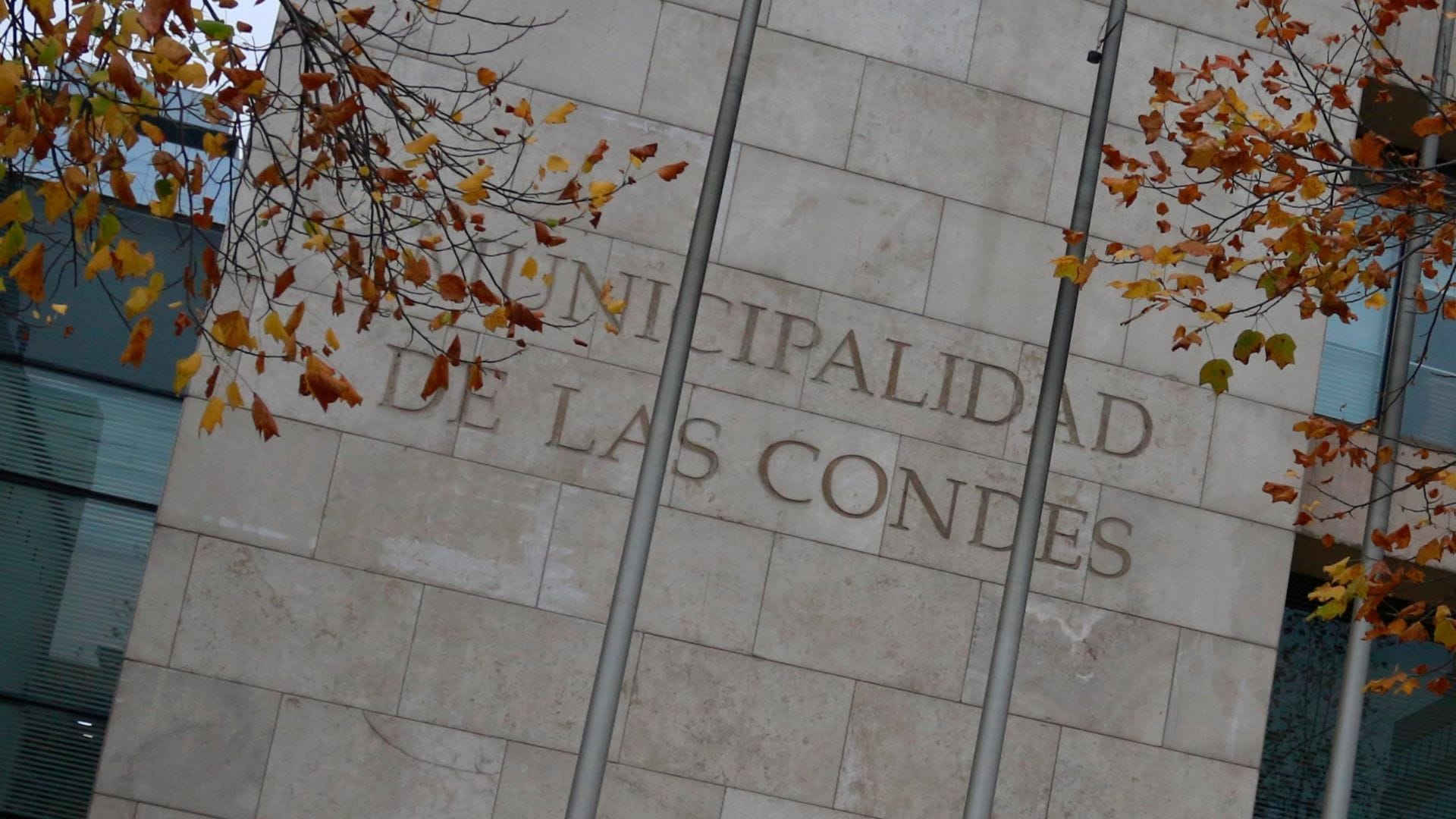 PDI allana Municipalidad de Las Condes: Investigan millonario sobreprecio en compra de edificio para construir Cesfam