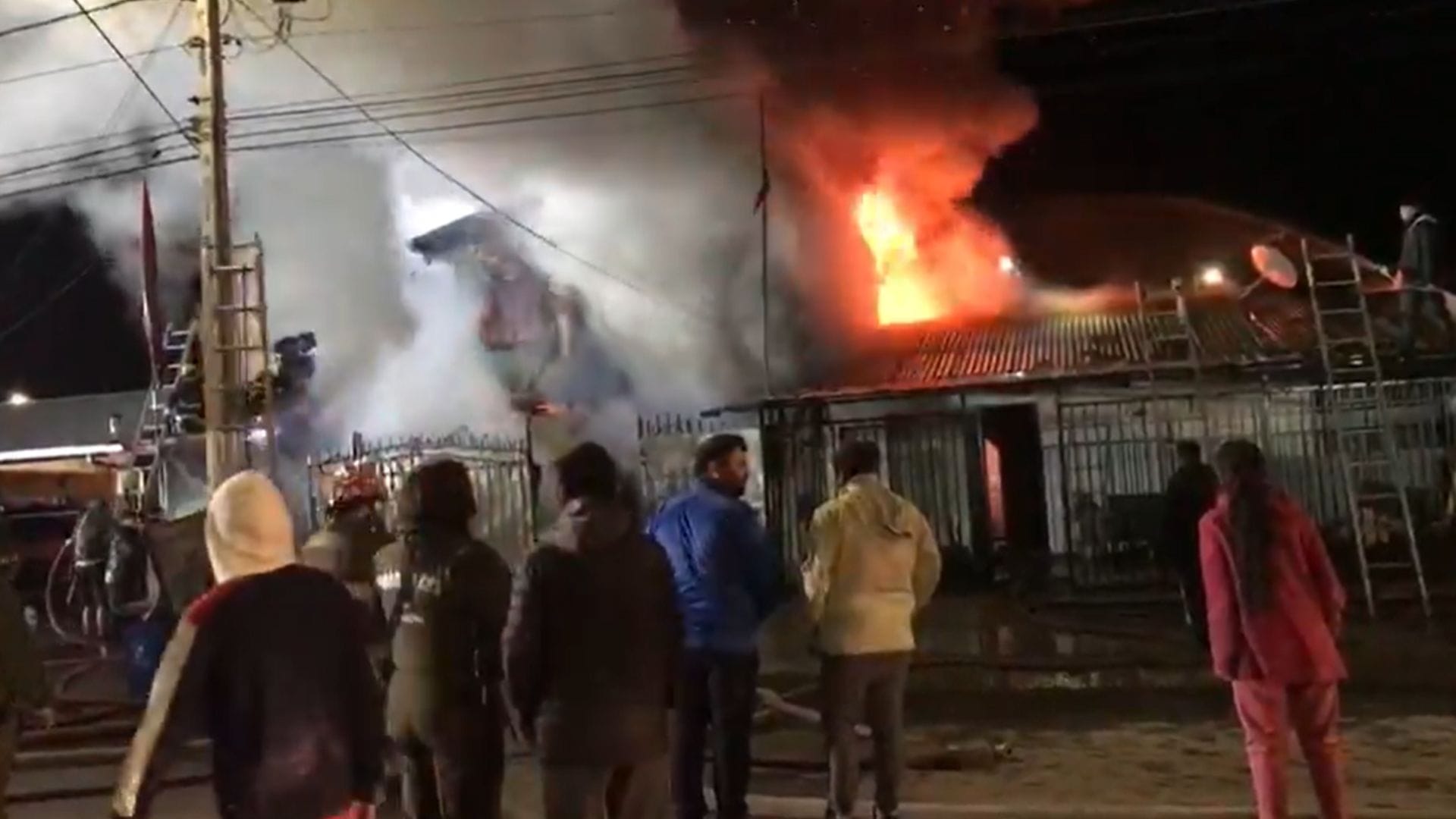 Tragedia: Niño de 8 años y dos adultos mueren tras violento incendio que afectó a varias viviendas en Talca