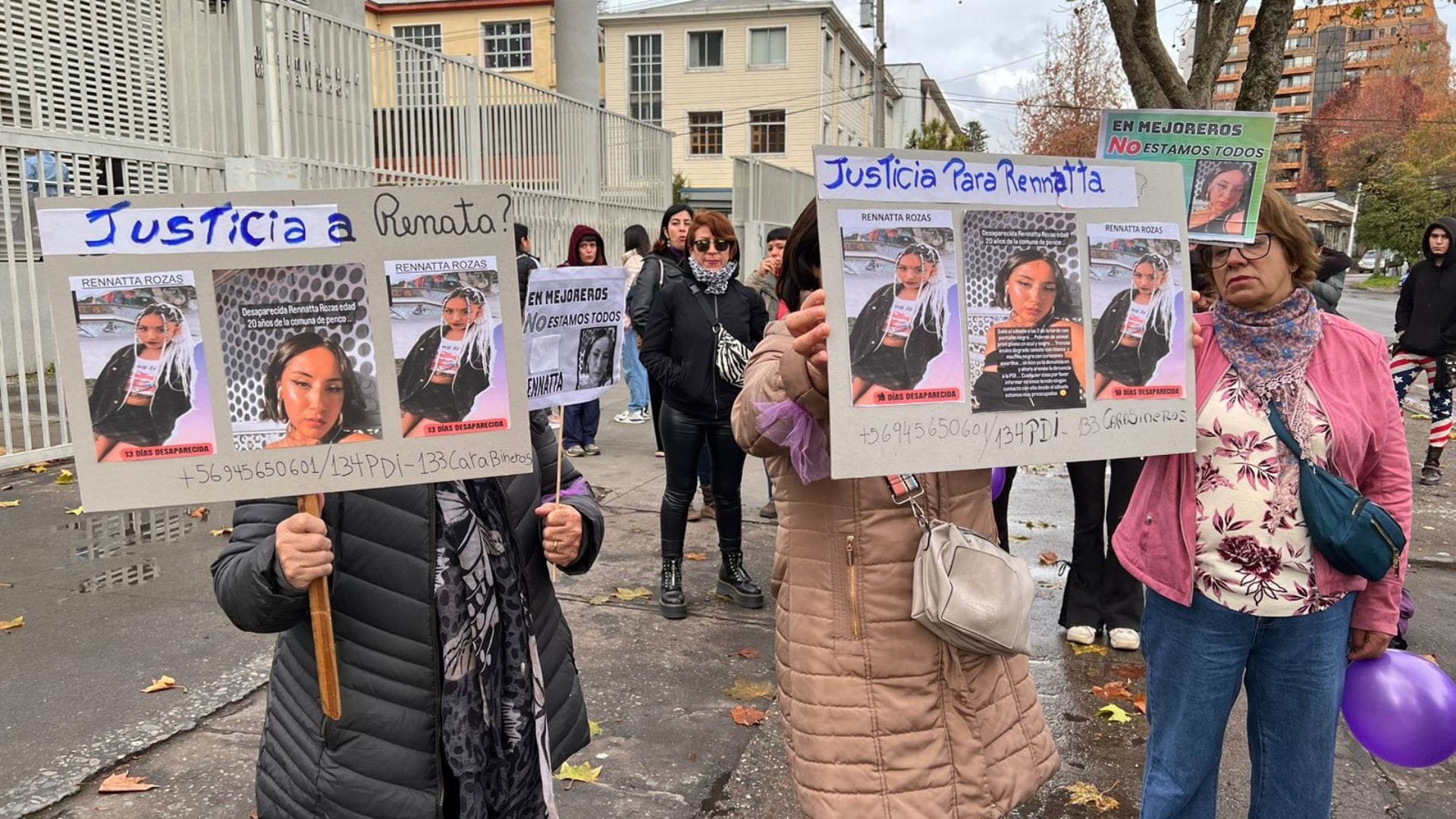 Familiares de Rennatta protestan en Fiscalía: Exigen información a 21 días de su desaparación, en medio de hallazgo de un cuerpo en Penco