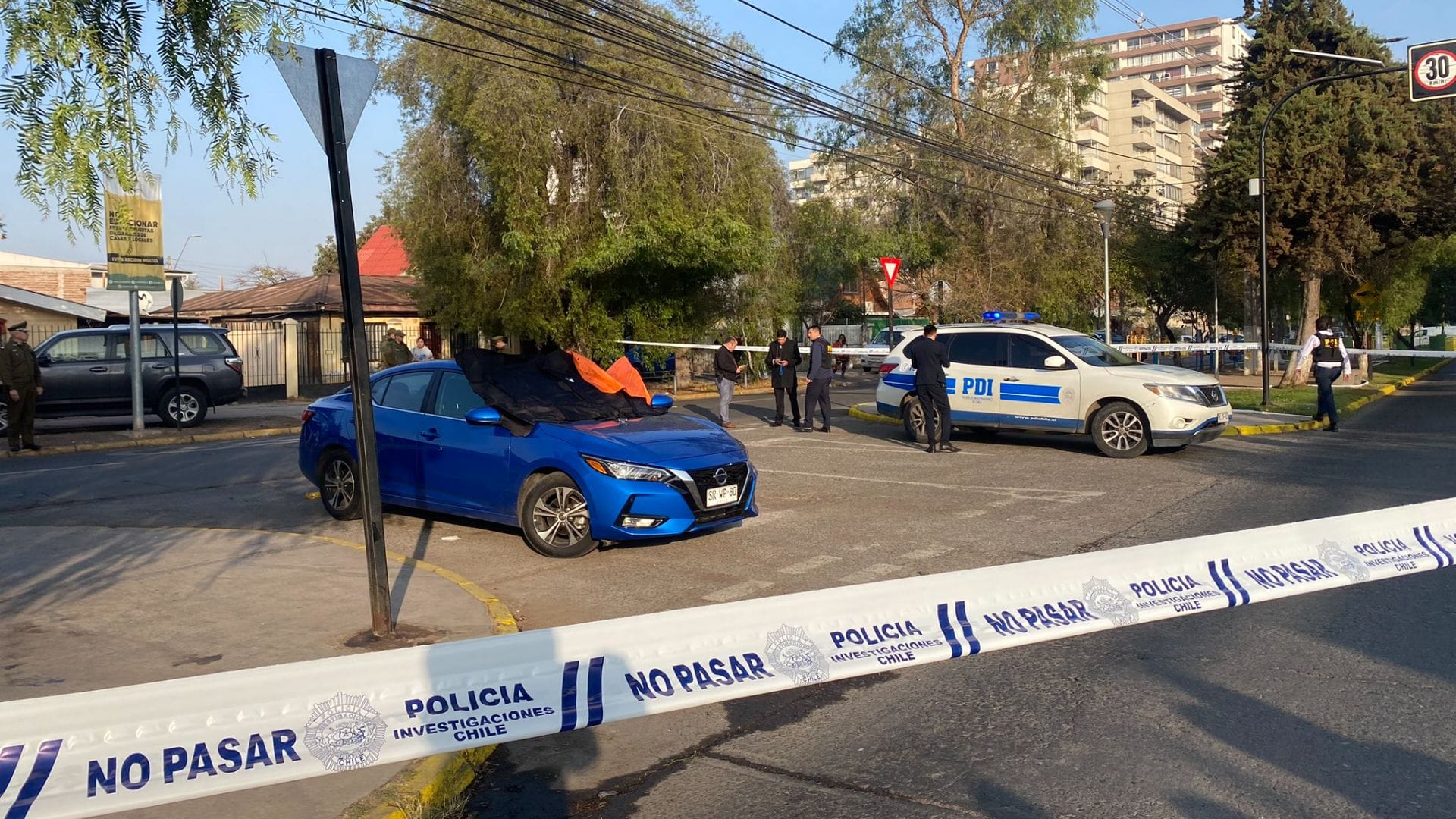 Estaba tomando desayuno al interior de su vehículo: Hombre fue acribillado a plena luz del día en La Cisterna
