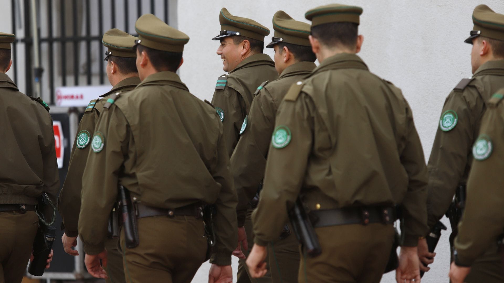 Detenidos por extorsión: Así operaban los carabineros que cobraban $800 mil diarios a cambio de protección en Santiago