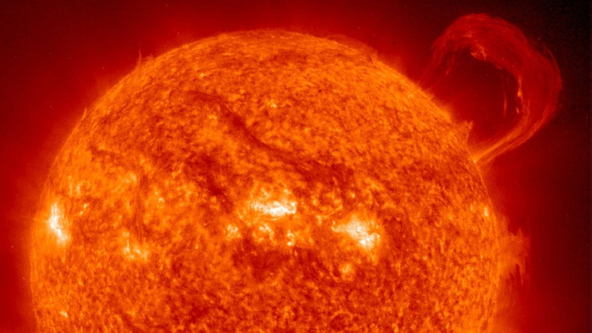 Científicos chilenos alertan de inminente tormenta solar que puede causar “blackout” en la Tierra