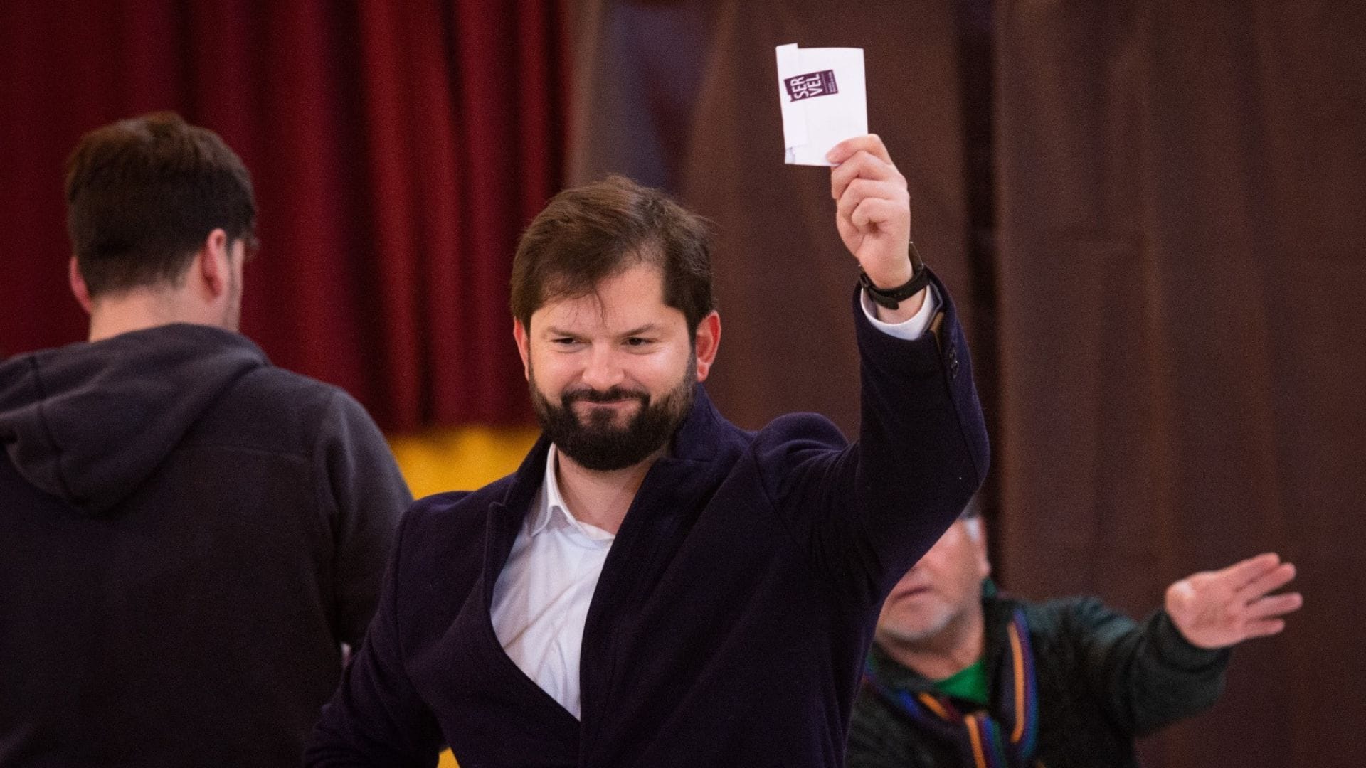 Presidente Boric votó en Punta Arenas: Llamó a “pensar no en la próxima elección, sino en la próxima generación”
