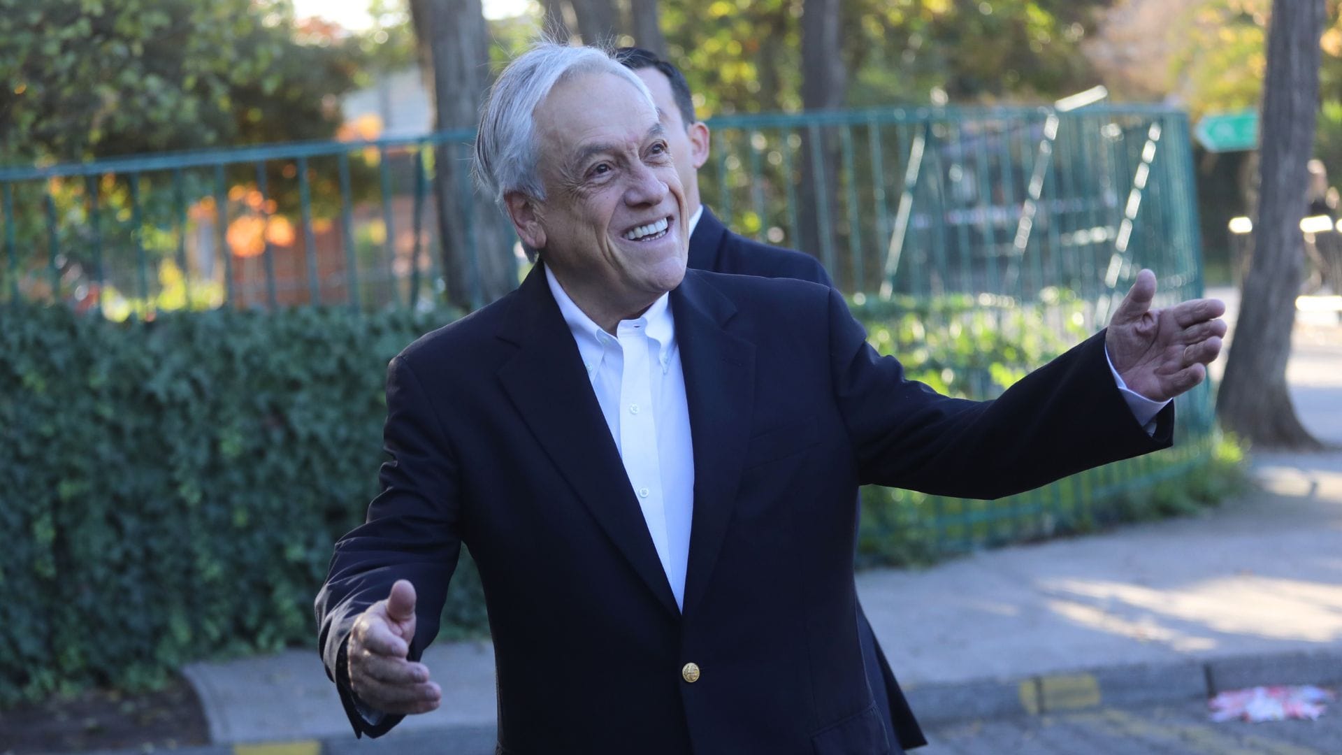 Ex presidente Sebastián Piñera regalará zapatillas a quienes suban escaleras y el primero en pedirlas fue su hermano