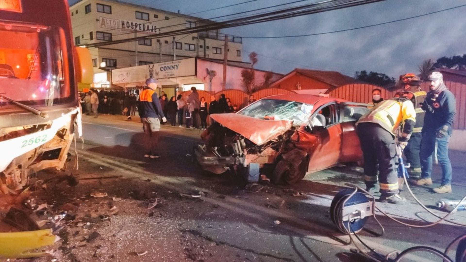 Su hijo de 6 años está en extrema gravedad: Mujer conducía en estado de ebriedad y chocó con un bus de pasajeros en El Quisco