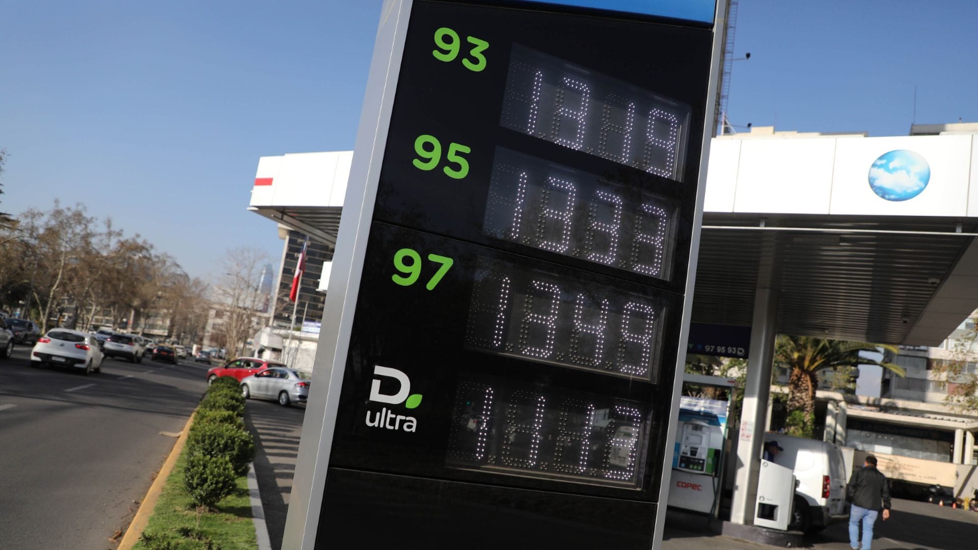 Precio de las bencinas: Anuncian importante caída en todos los combustibles a contar de este jueves
