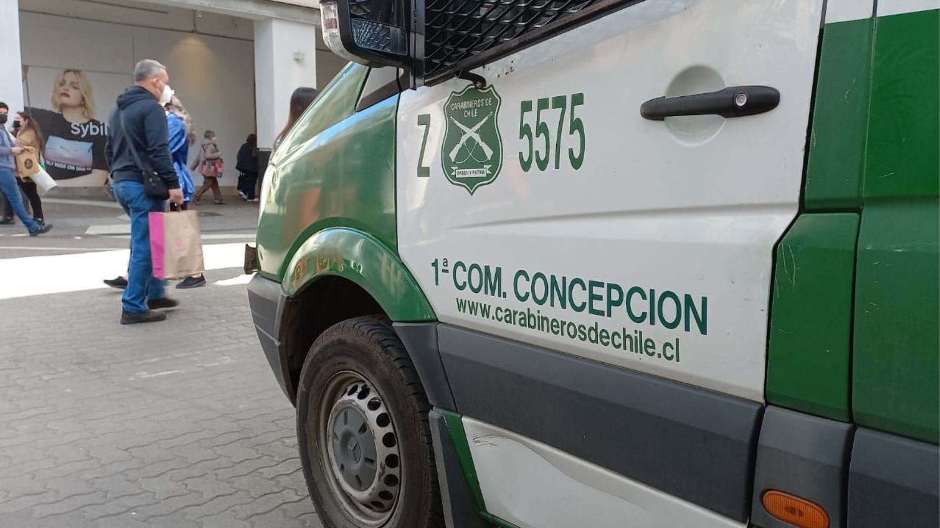 Mujer dio a luz en un carro de Carabineros en Concepción: Su pareja alertó a una patrulla