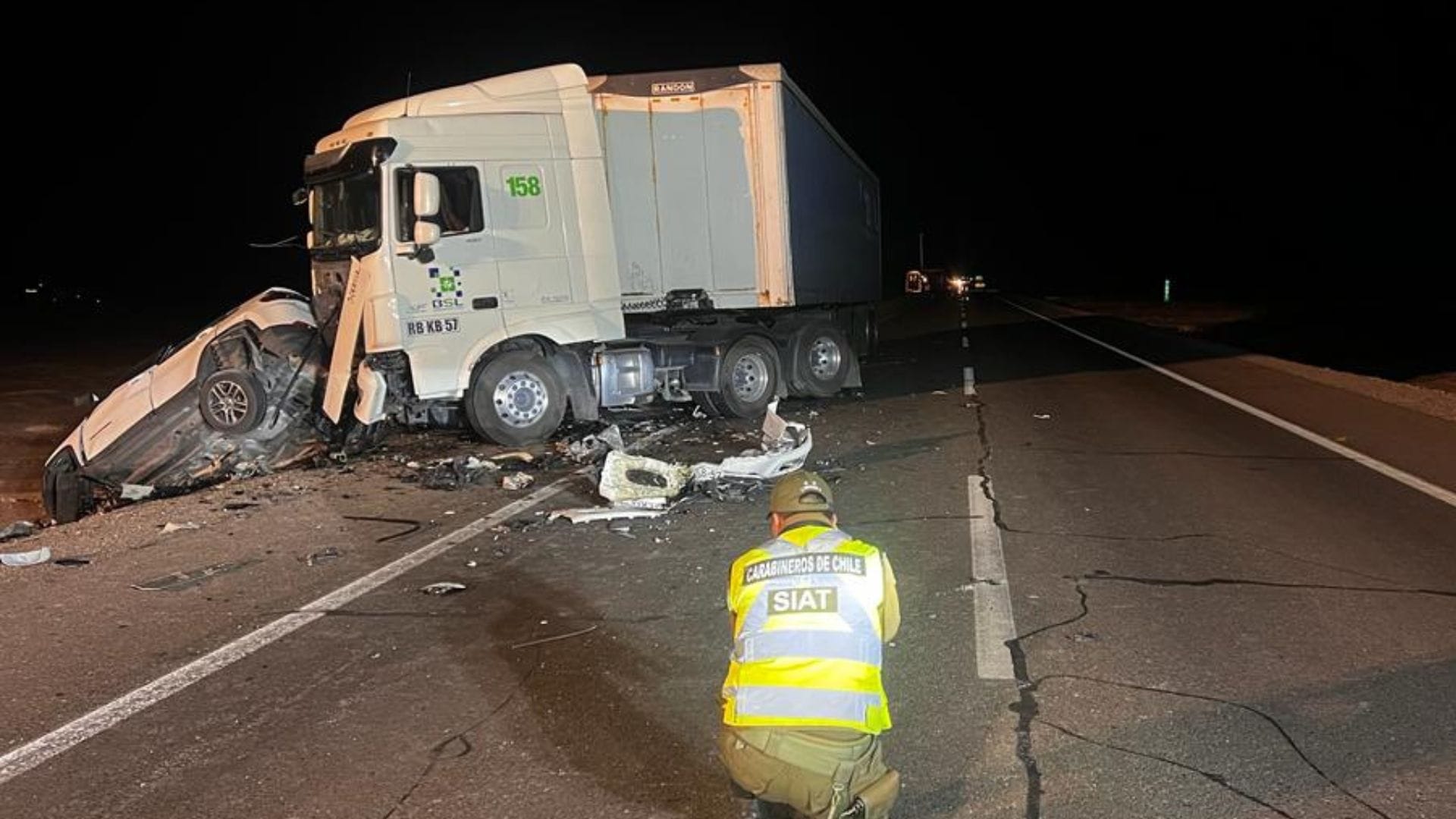 Vehículo mantenía encargo por robo: Dos personas mueren tras chocar con un camión en la Ruta 5 de la Región de Antofagasta