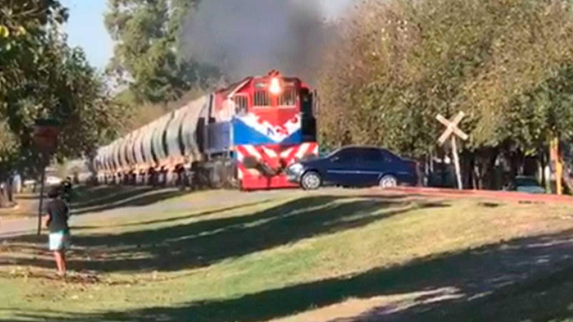 Quedó atascado sobre las vías: Tren embistió a auto que intentaba cruzar la línea ferroviaria en Argentina