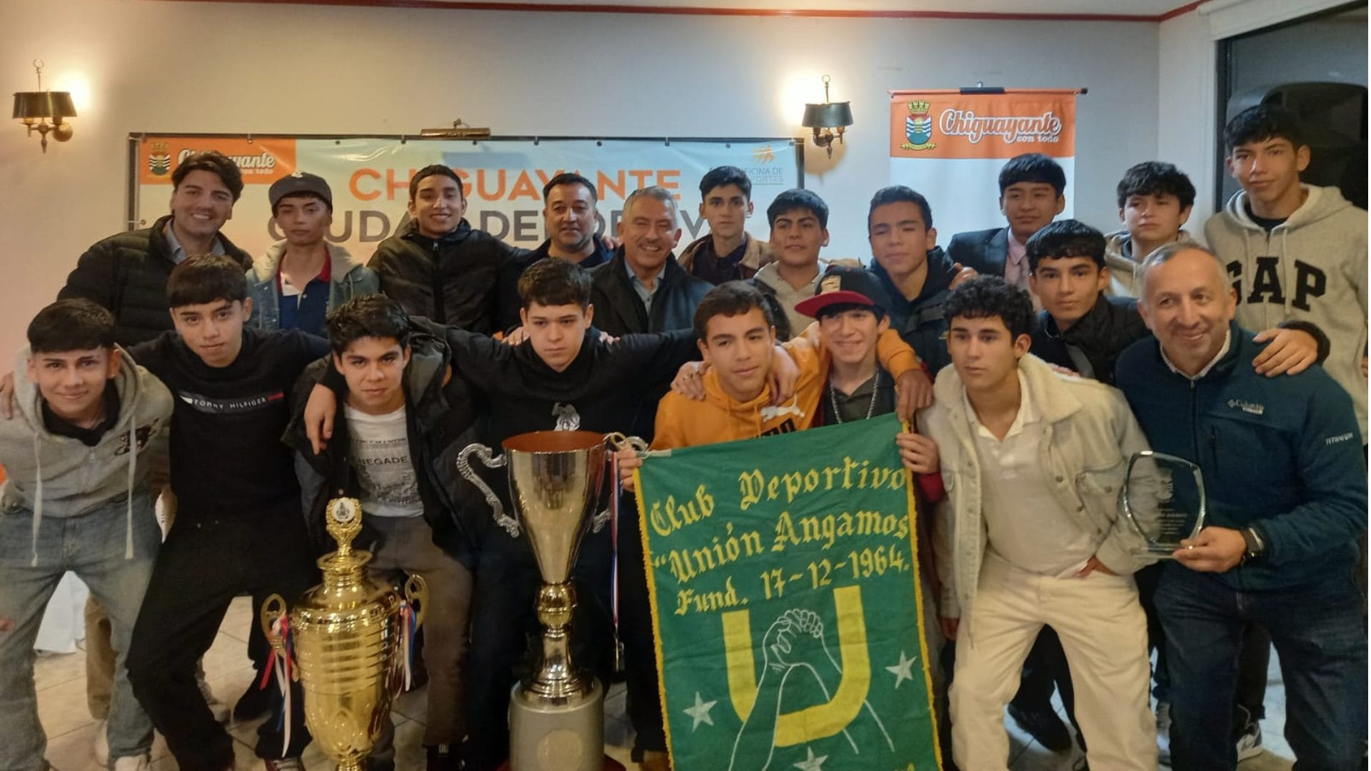 Reconocen a jóvenes campeones del fútbol regional en Chiguayante