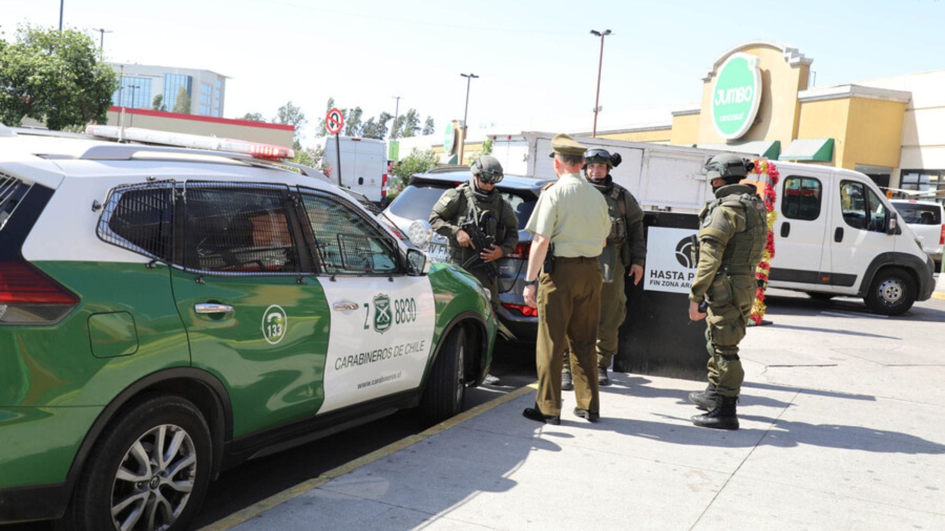 Delincuentes perpetraron asalto a tienda en mall de Maipú: Se enfrentaron a balazos con Carabineros