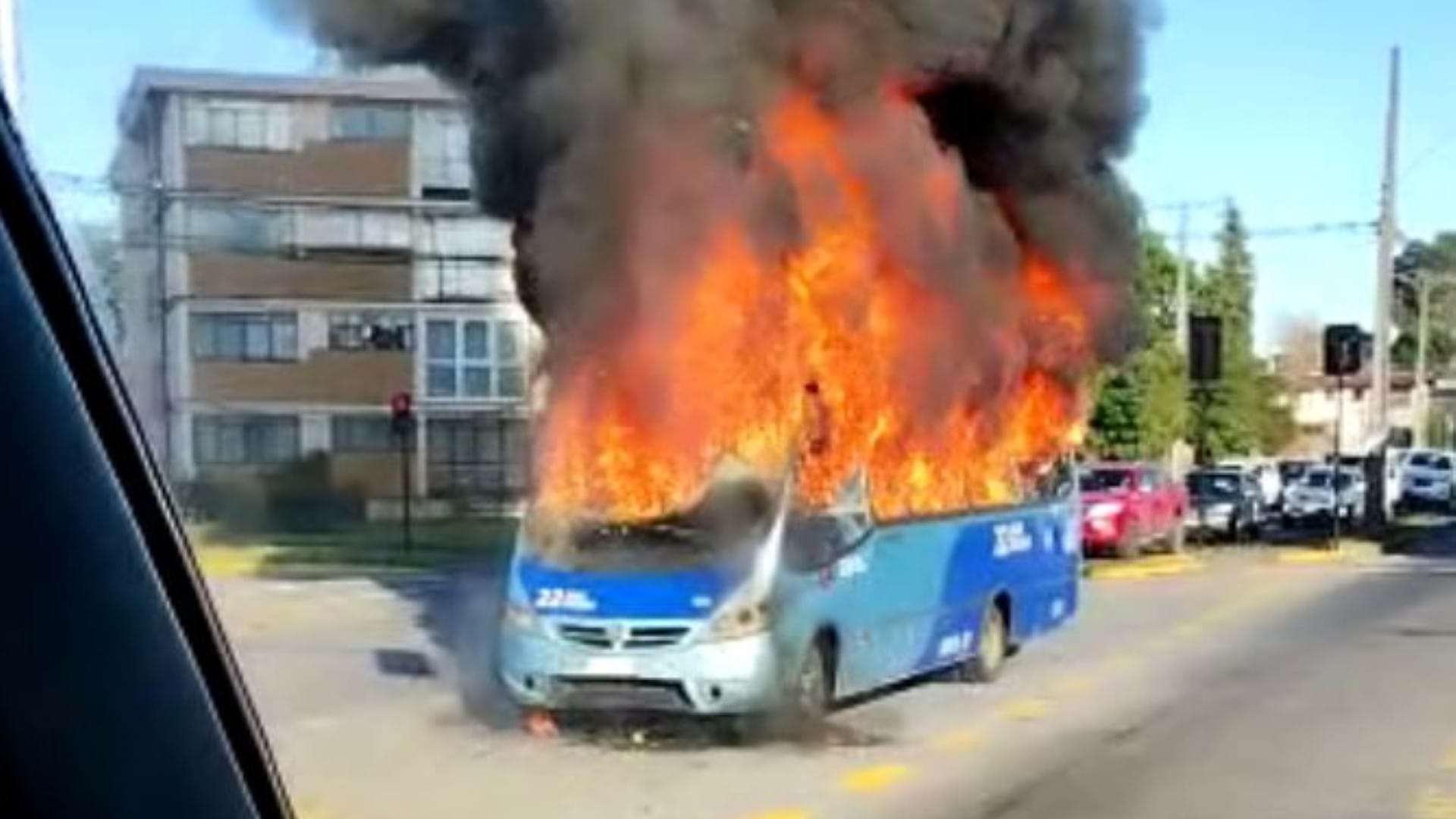 Micro se incendia por completo en plena avenida de San Pedro de la Paz: Iba hacia Concepción