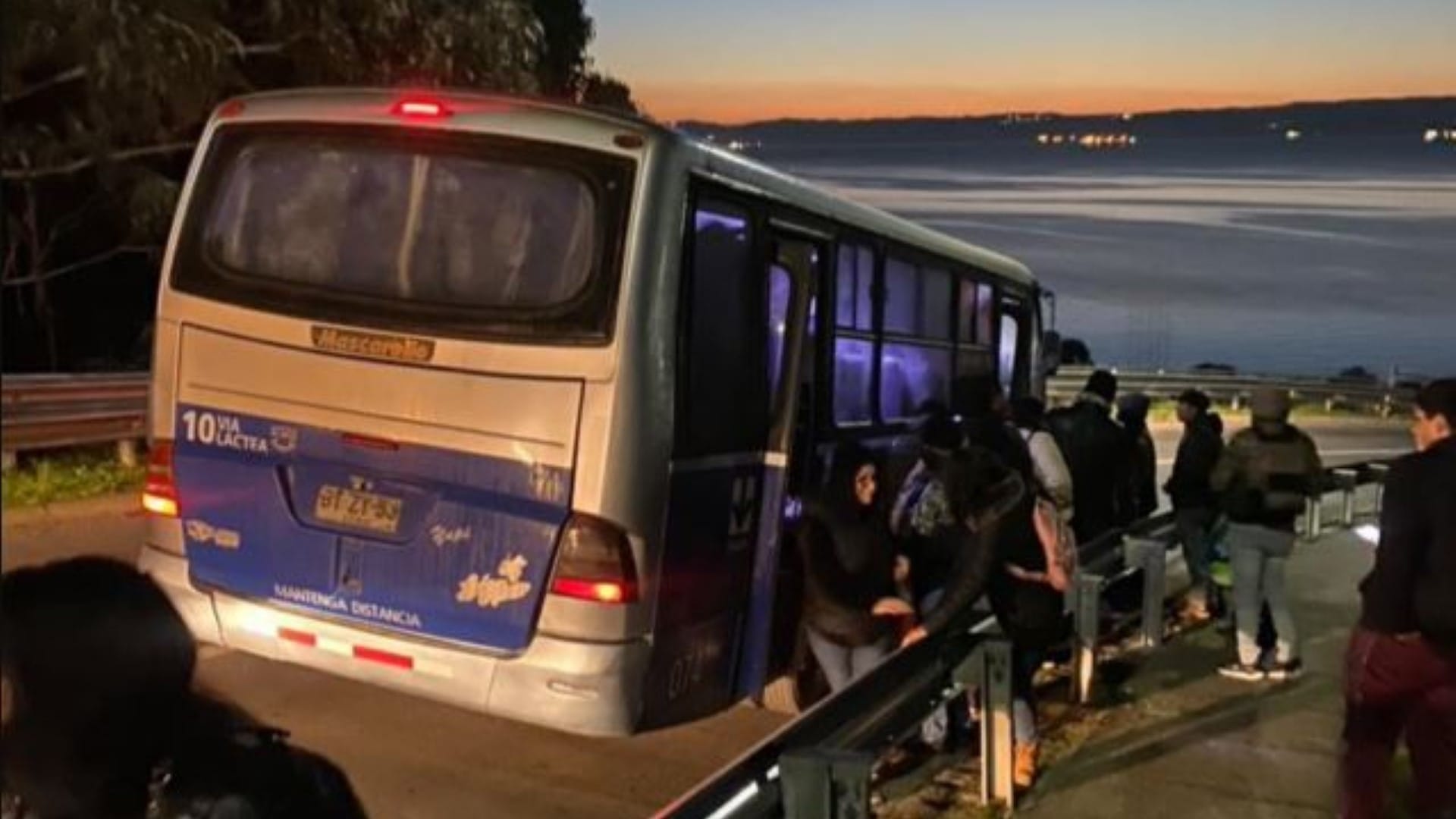 Pasajeros aterrados saltan de bus en movimiento por falla mecánica en plena bajada de Talcahuano